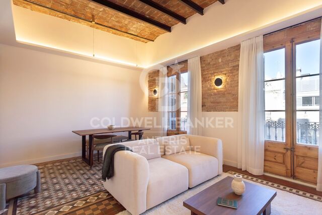 Fully renovated top floor apartment in Quadrat d'or
