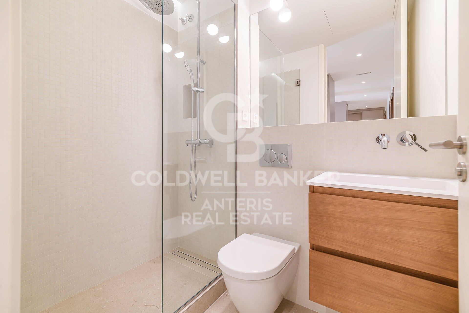 Ático con terraza en ubicación prime junto al Paseo de Gracia