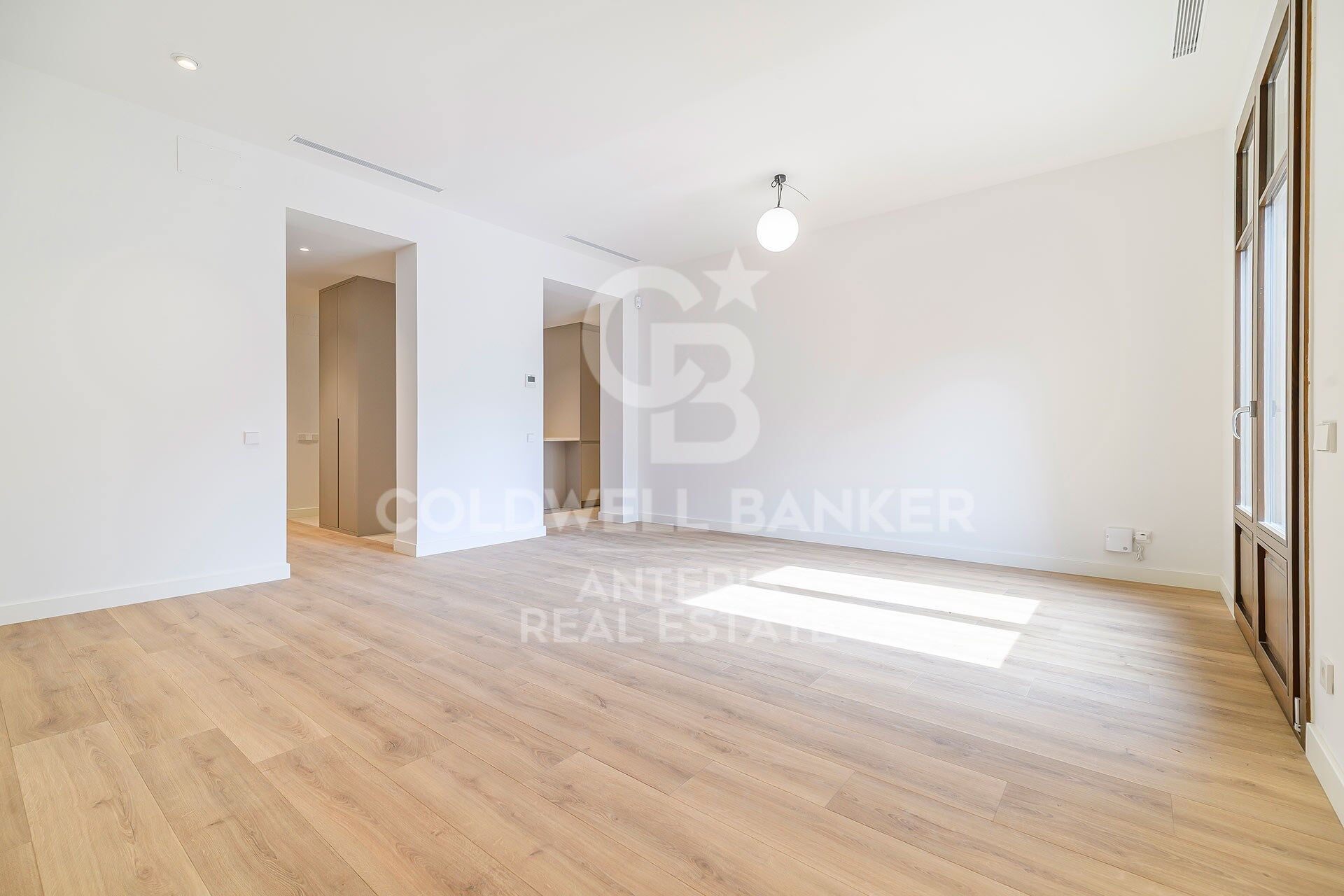 Penthouse with terrace in prime location next to Paseo de Gracia