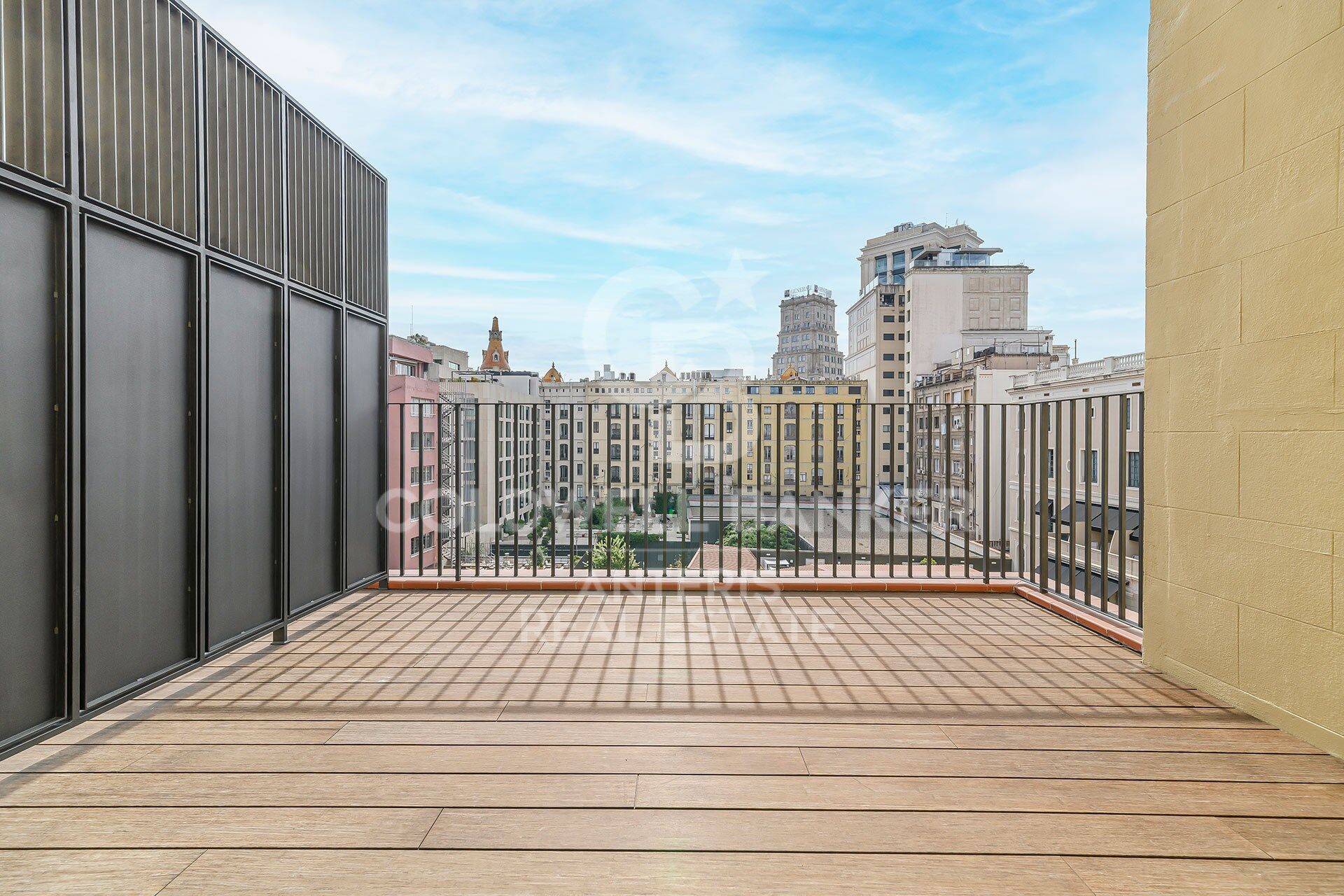 Penthouse with terrace in prime location next to Paseo de Gracia
