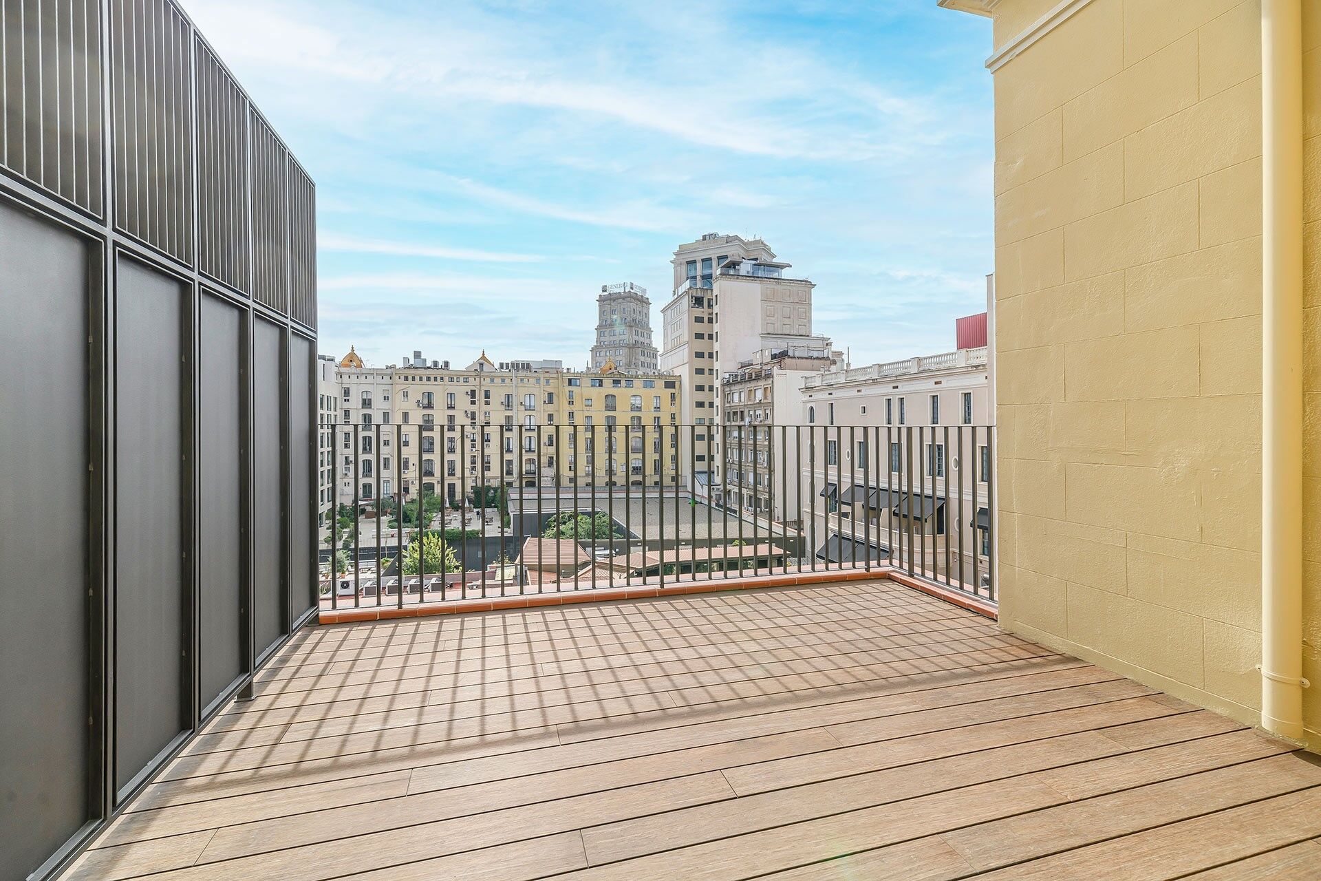 Penthouse with terrace in prime location next to Paseo de Gracia
