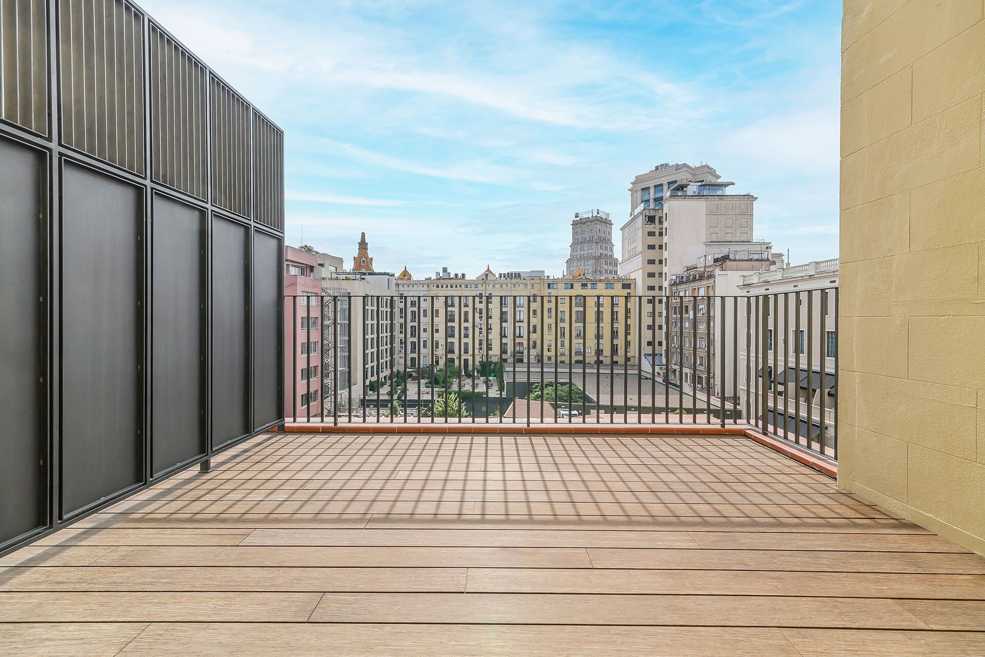 Penthouse with terrace in prime location next to Paseo de Gracia