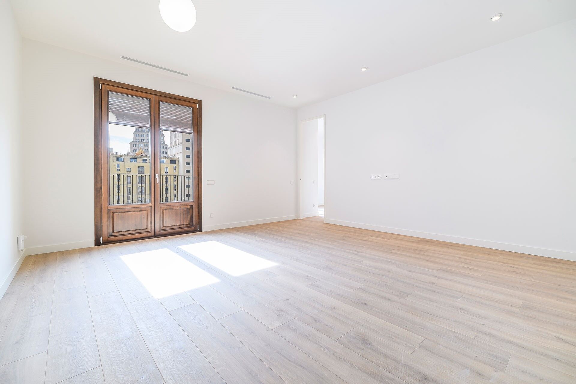 Penthouse with terrace in prime location next to Paseo de Gracia