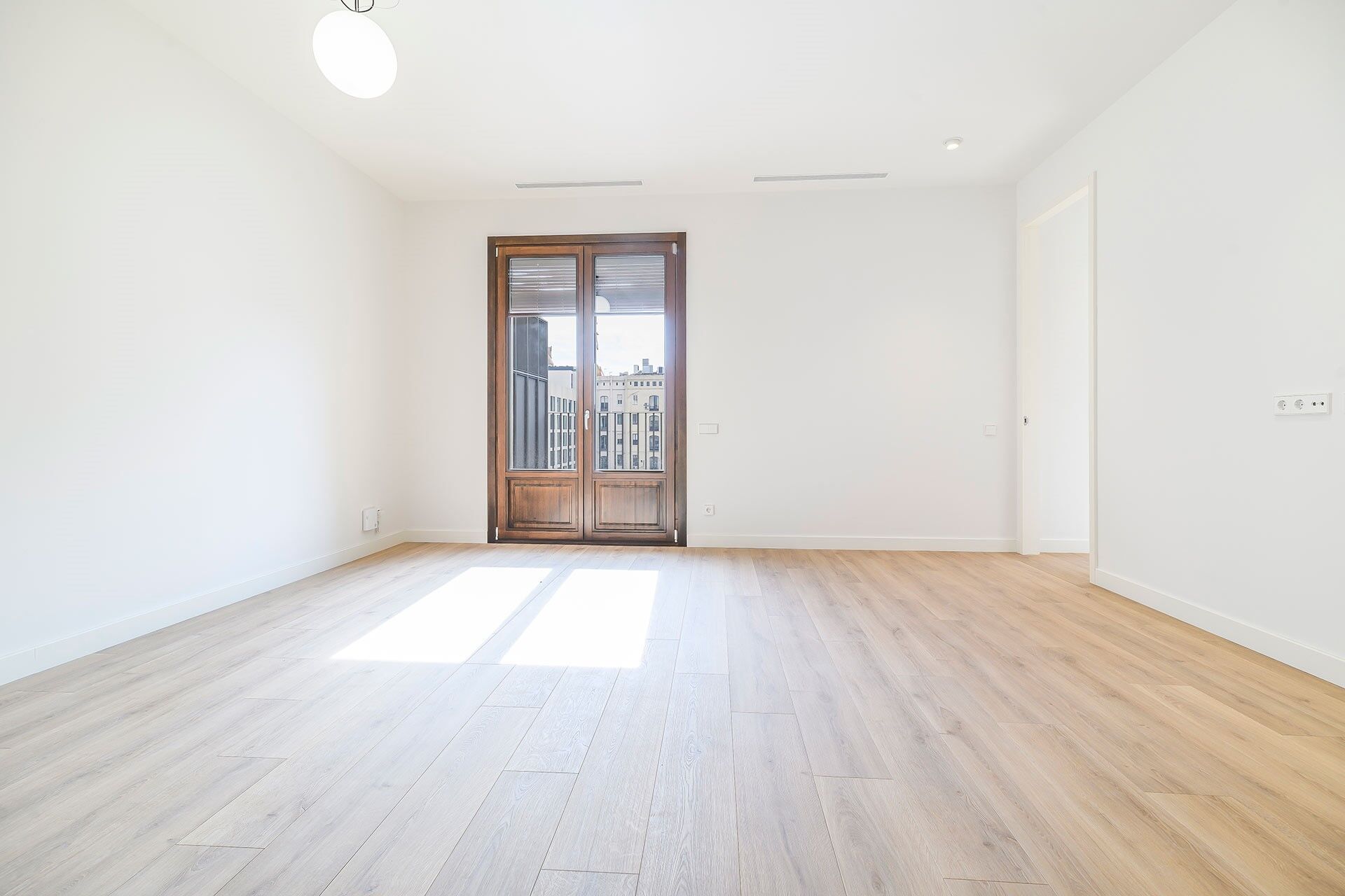 Penthouse with terrace in prime location next to Paseo de Gracia