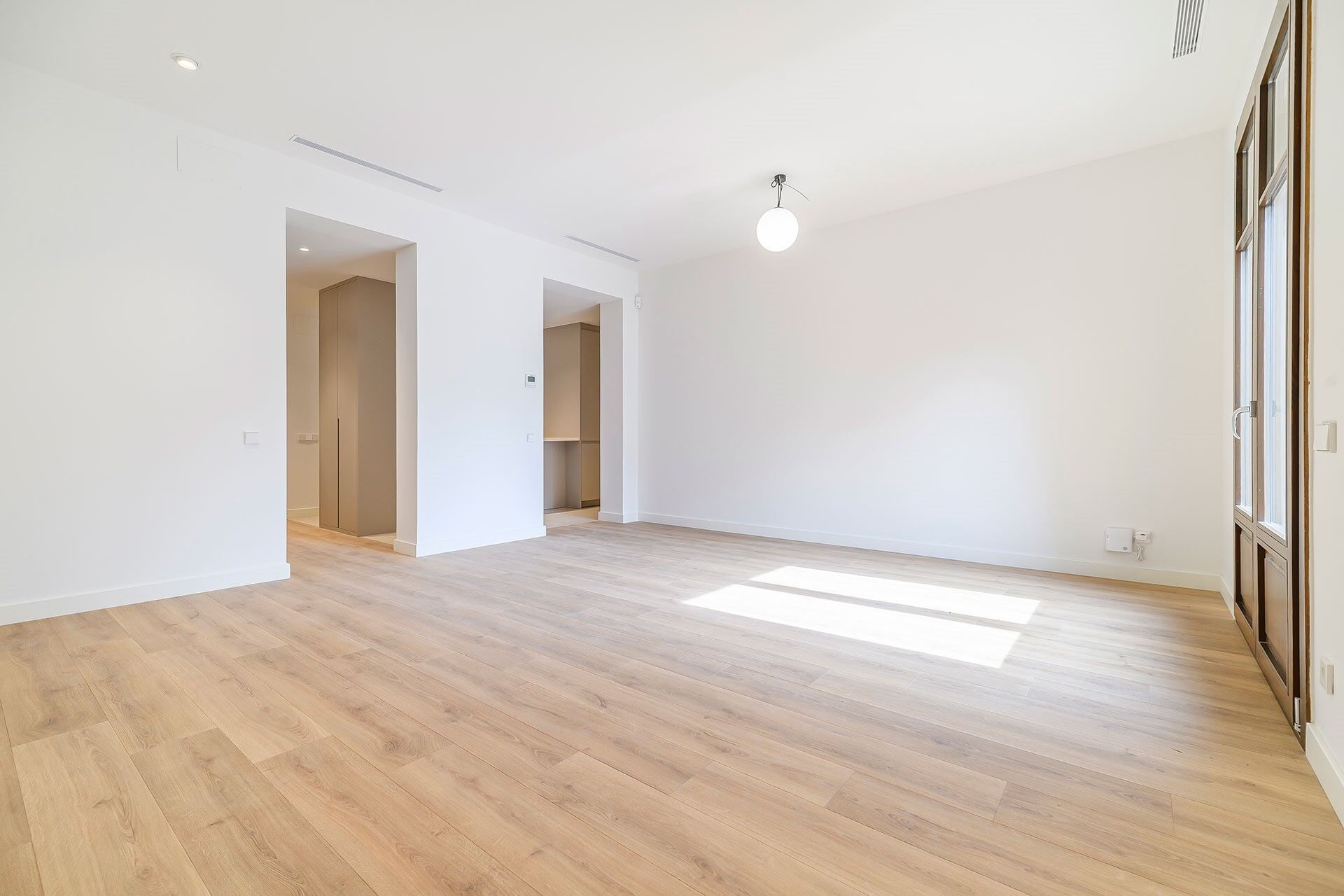 Penthouse with terrace in prime location next to Paseo de Gracia