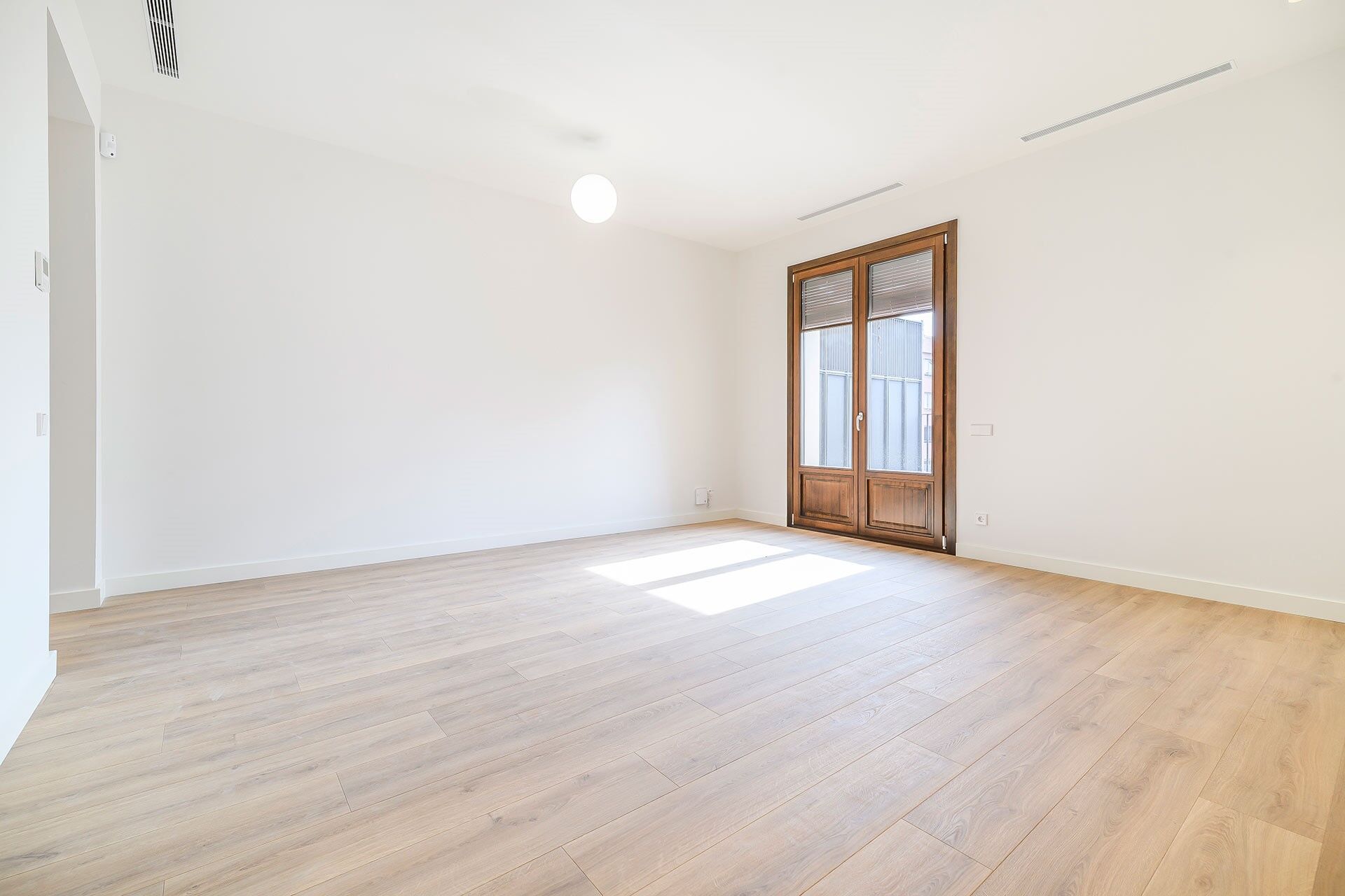 Penthouse with terrace in prime location next to Paseo de Gracia