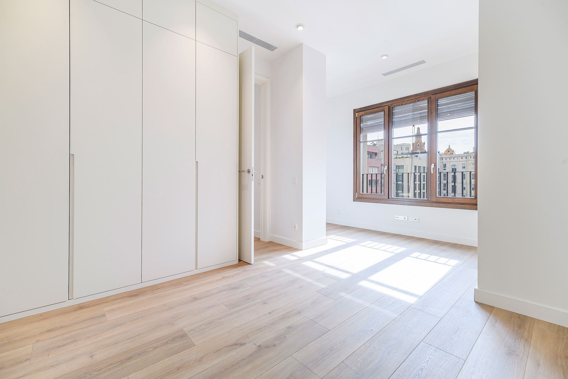 Penthouse with terrace in prime location next to Paseo de Gracia