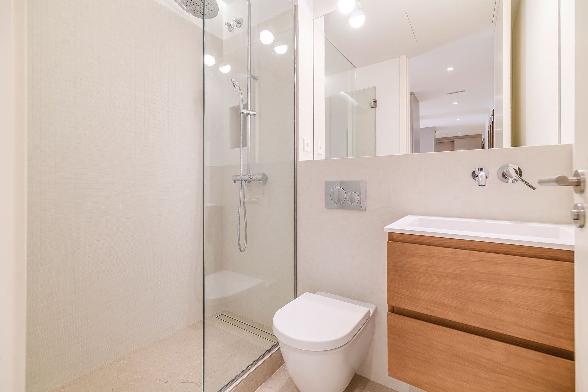 Penthouse with terrace in prime location next to Paseo de Gracia