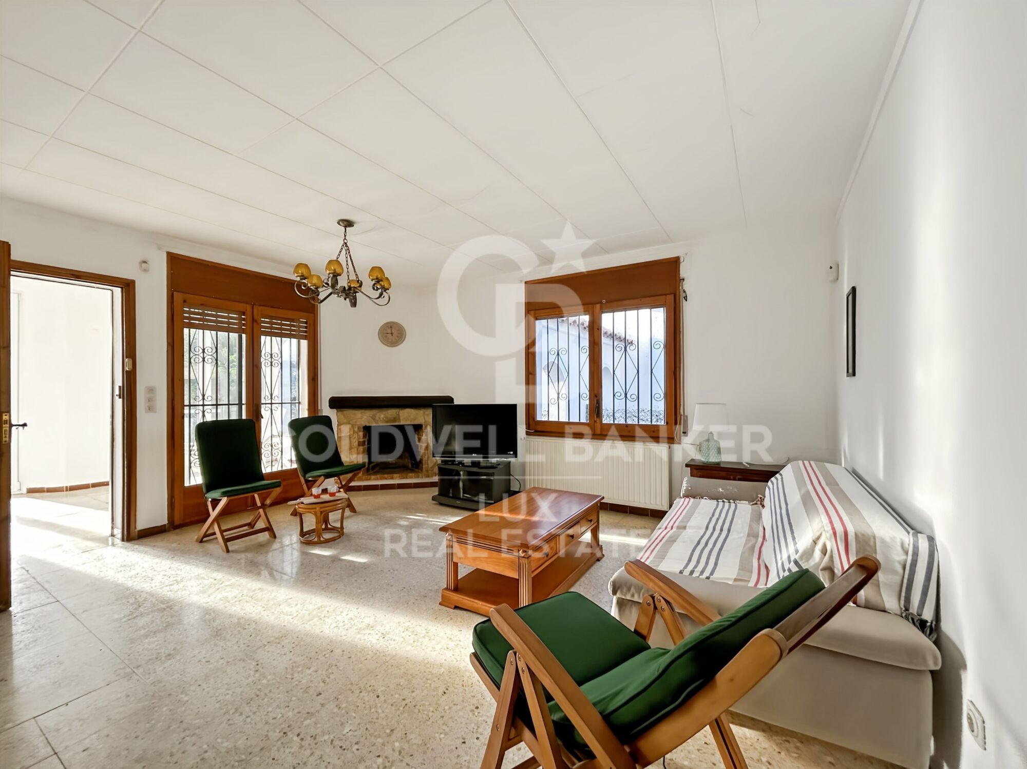 House with mooring and canal views to renovate in Empuriabrava