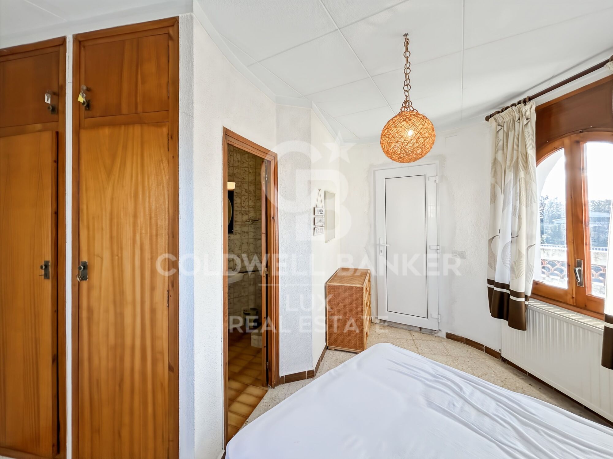 House with mooring and canal views to renovate in Empuriabrava