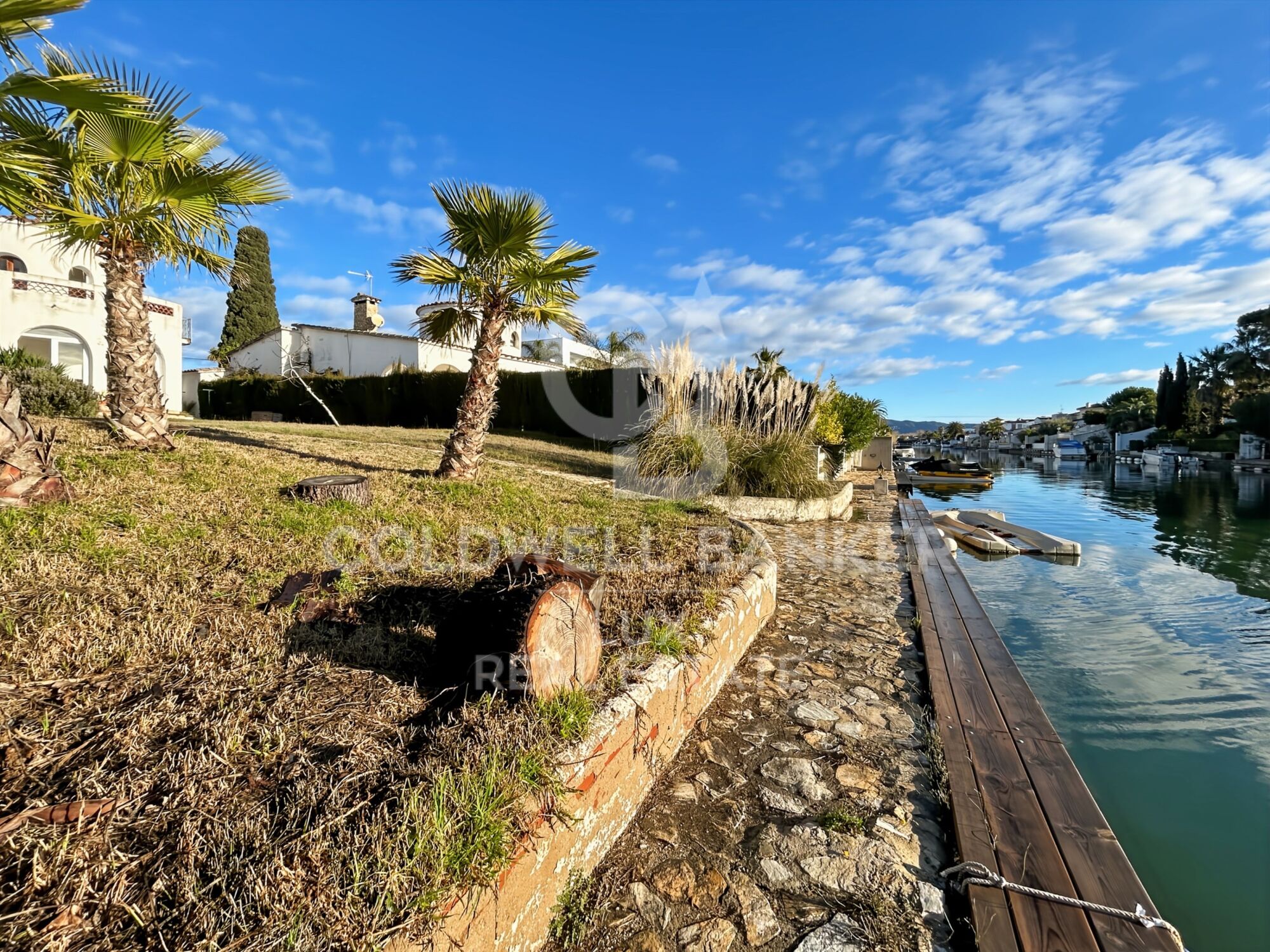 House with mooring and canal views to renovate in Empuriabrava