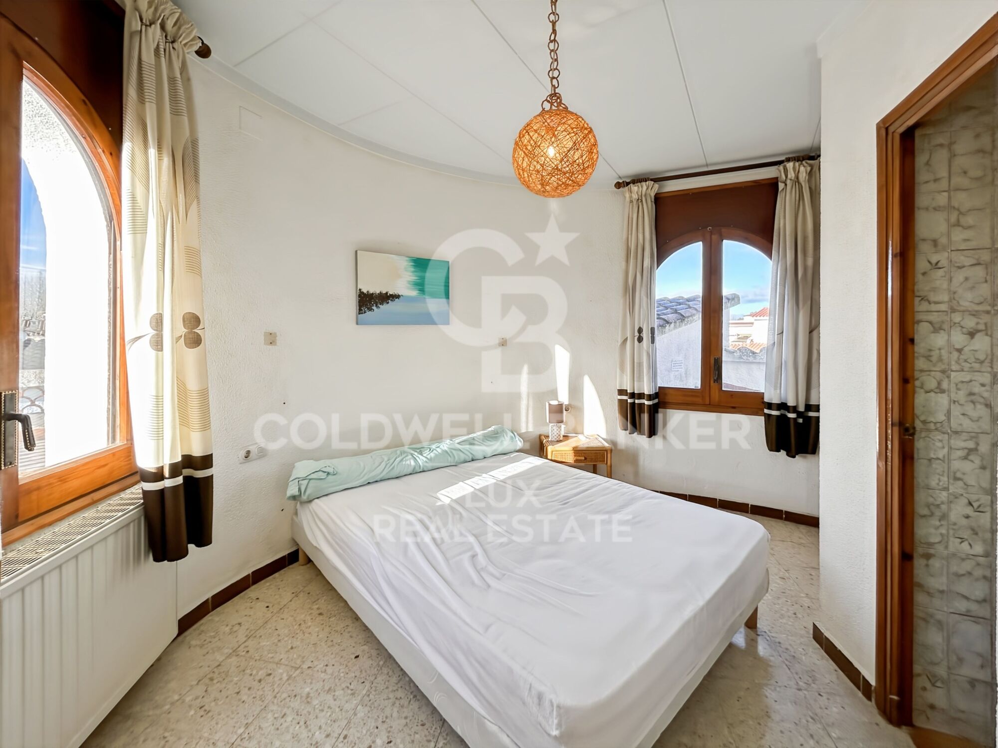 House with mooring and canal views to renovate in Empuriabrava