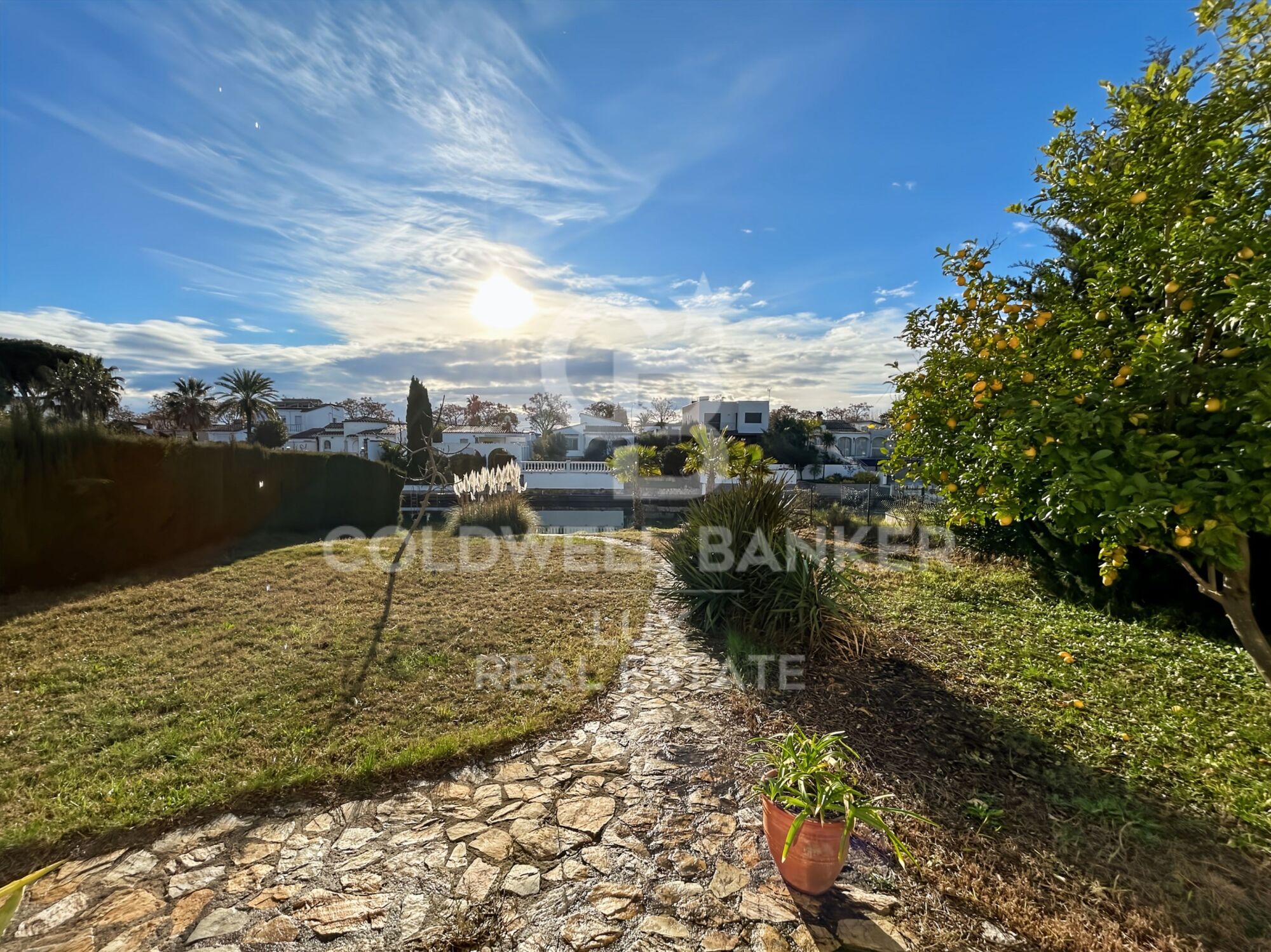 House with mooring and canal views to renovate in Empuriabrava