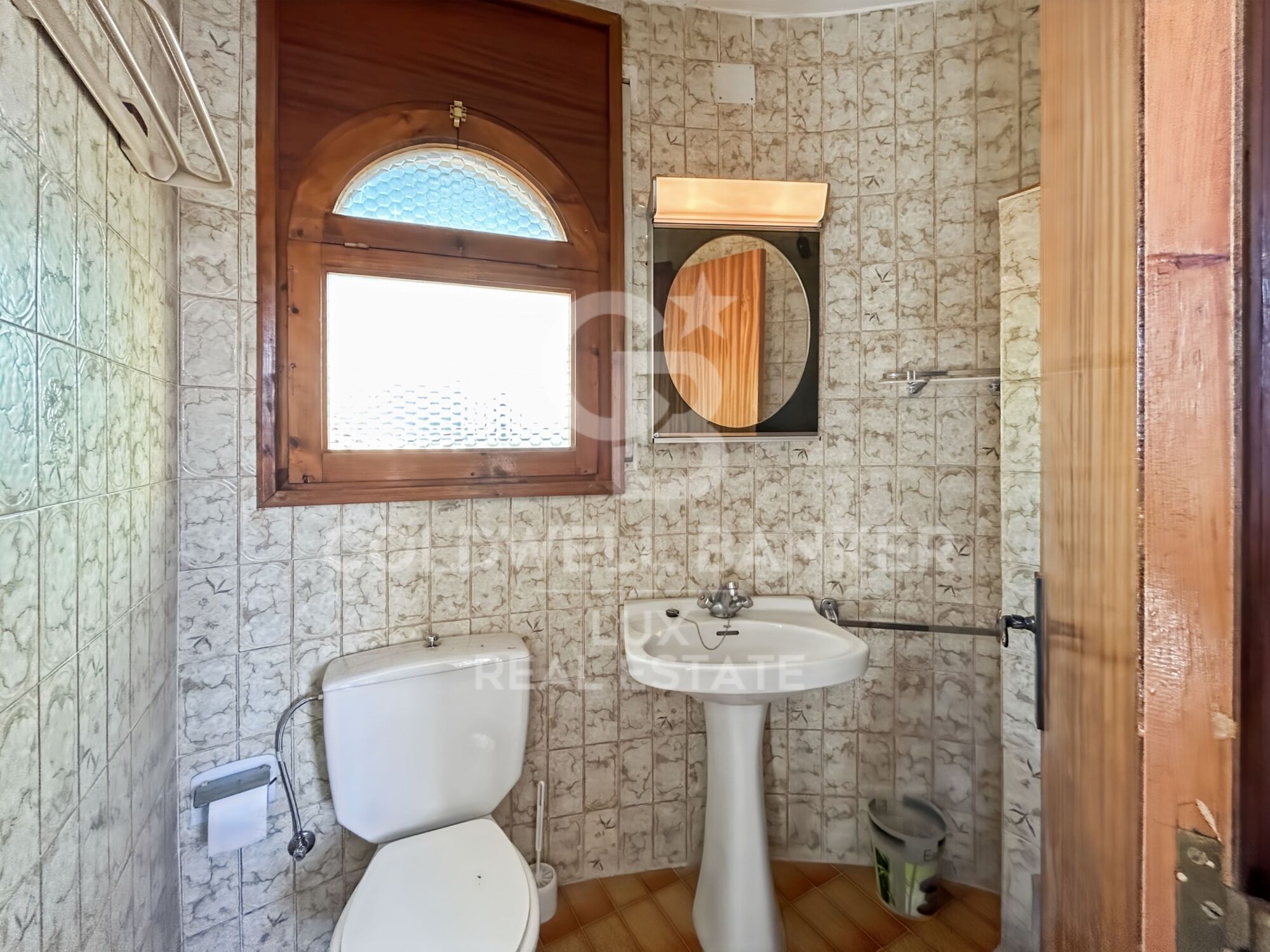Casa con amarre y vistas al canal para reformar en Empuriabrava