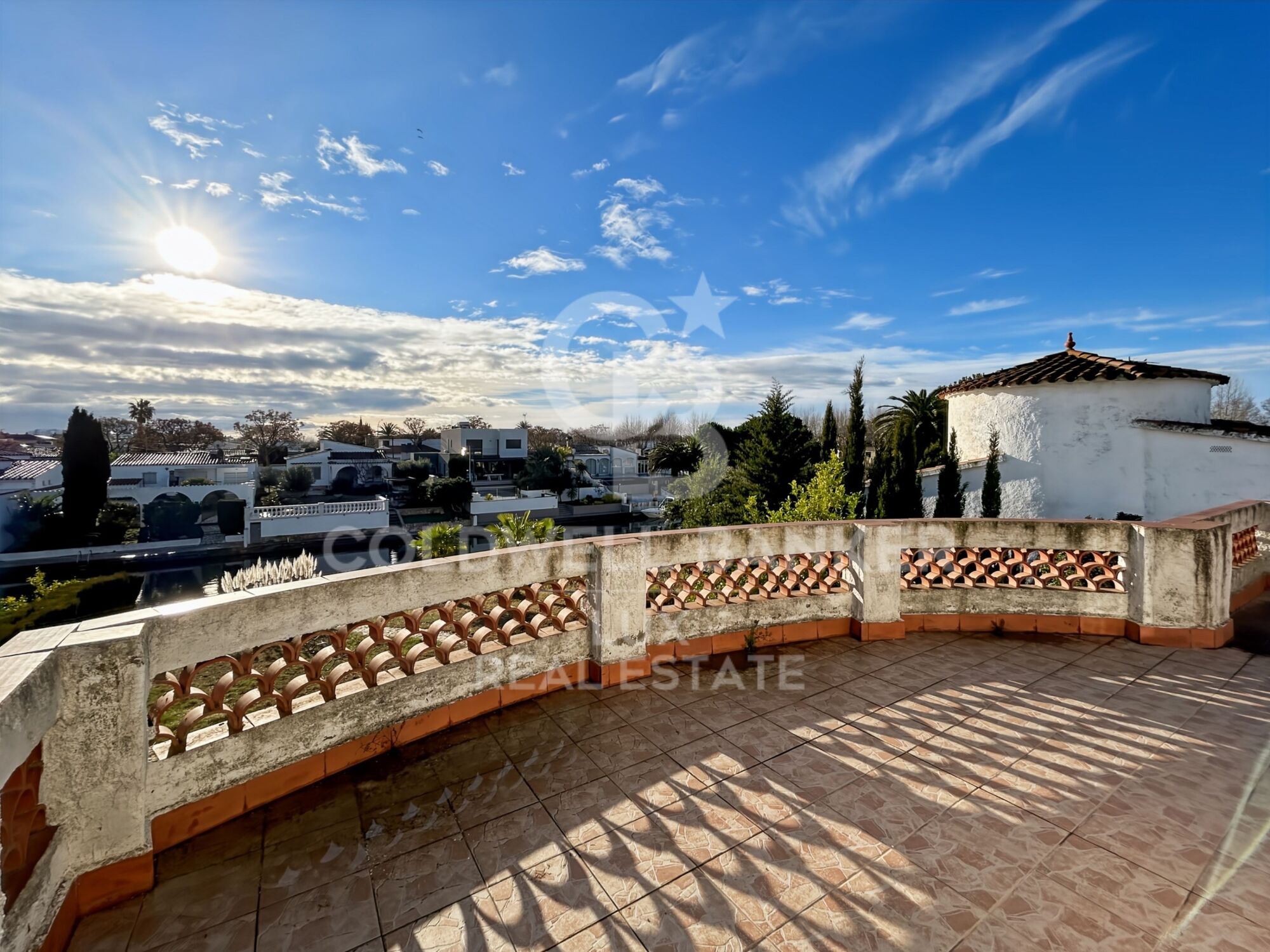 Casa con amarre y vistas al canal para reformar en Empuriabrava
