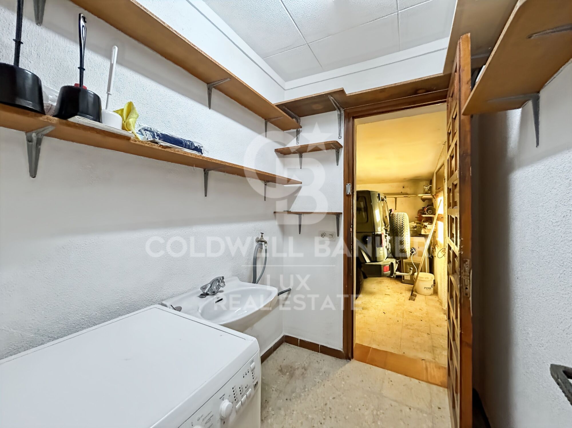 Casa con amarre y vistas al canal para reformar en Empuriabrava