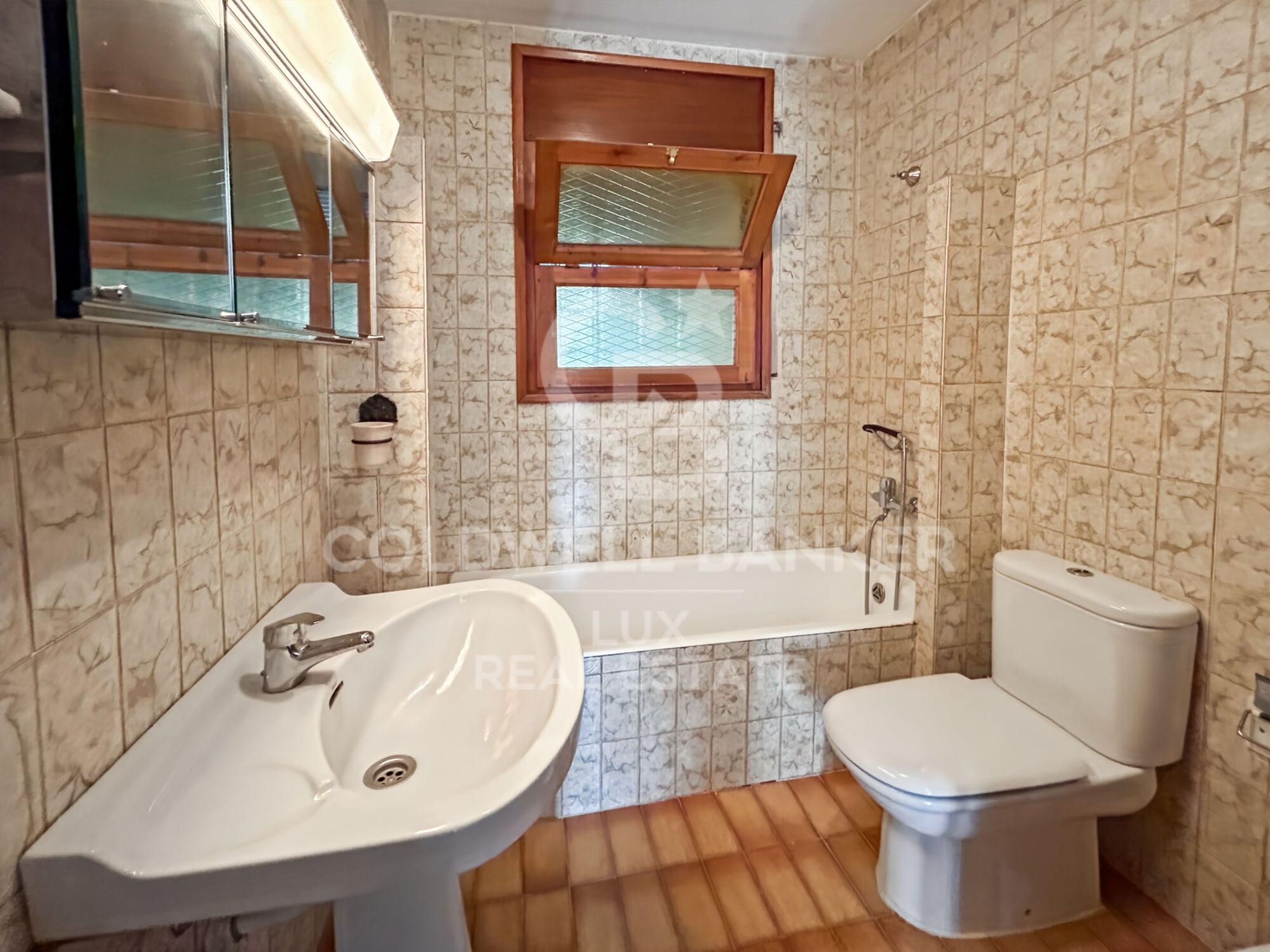 Casa con amarre y vistas al canal para reformar en Empuriabrava