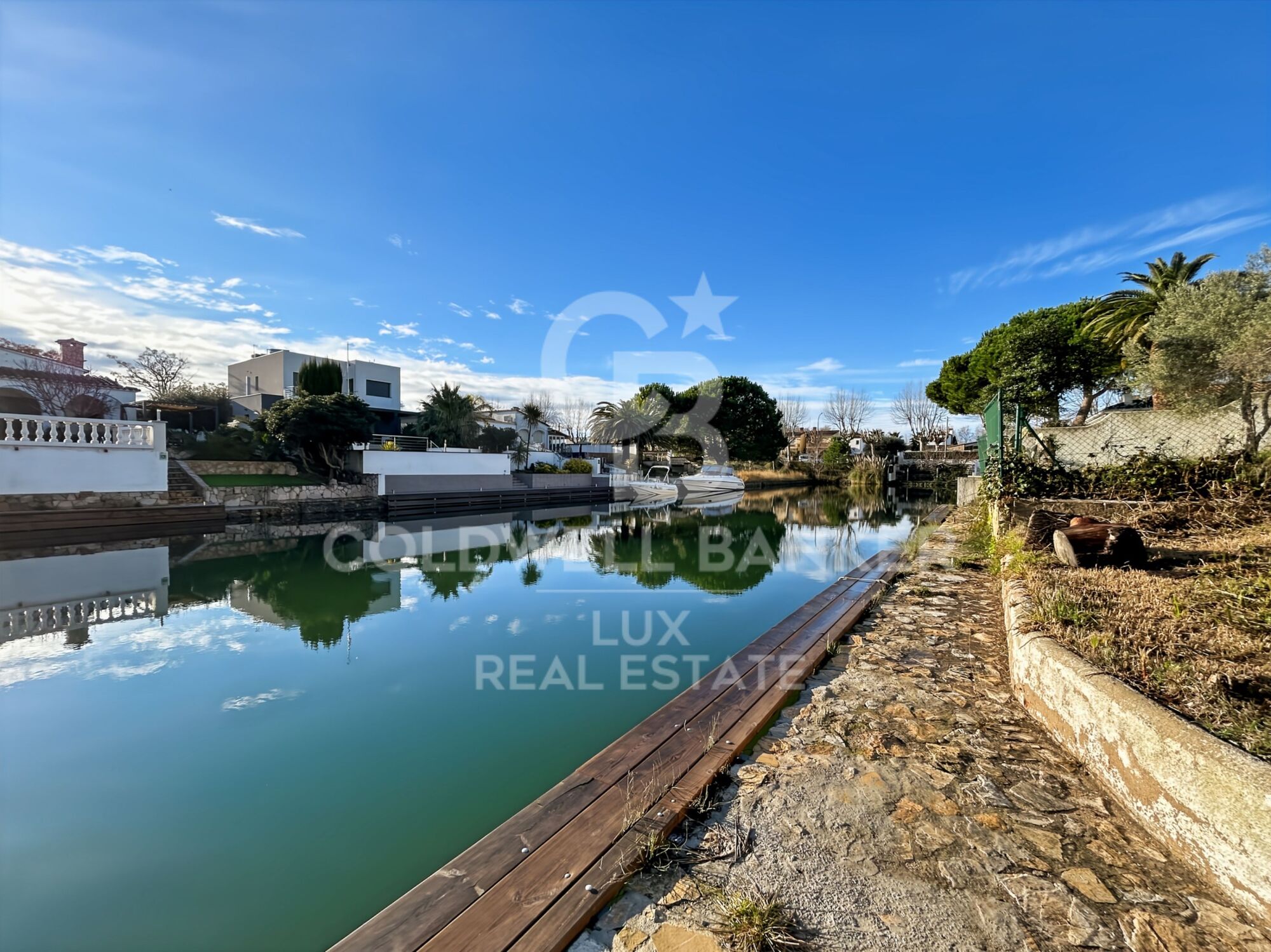 Haus mit Liegeplatz und Blick auf den Kanal wird in Empuriabrava renoviert