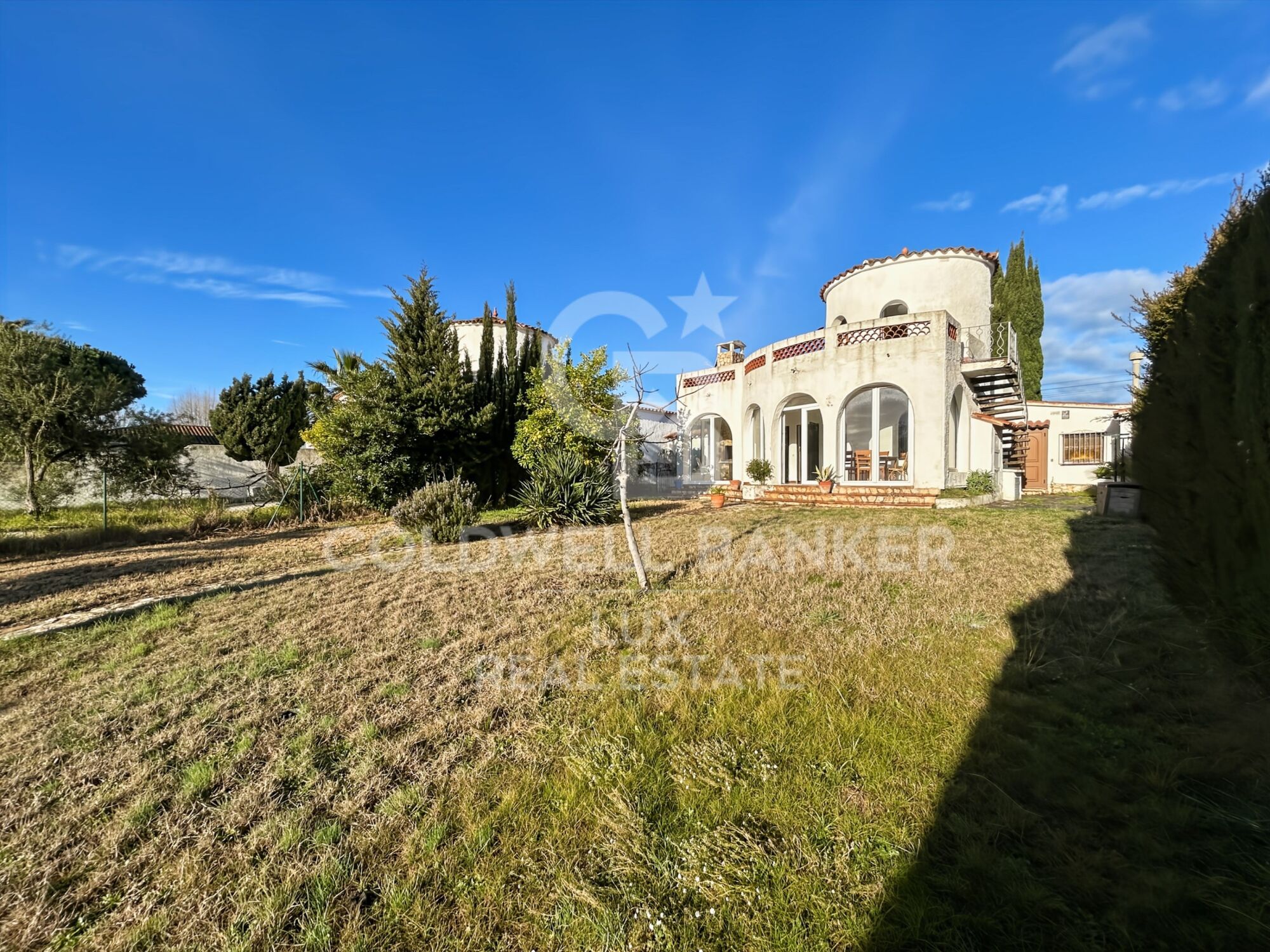 House with mooring and canal views to renovate in Empuriabrava