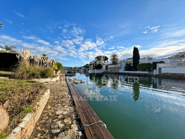 Maison avec amarre et vue canal à rénover à Empuriabrava