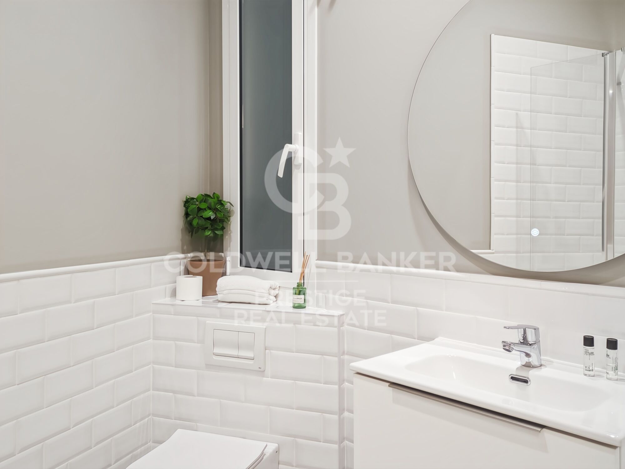 Apartment with representative architectural elements and a balcony in Eixample Esquerra, Barcelona