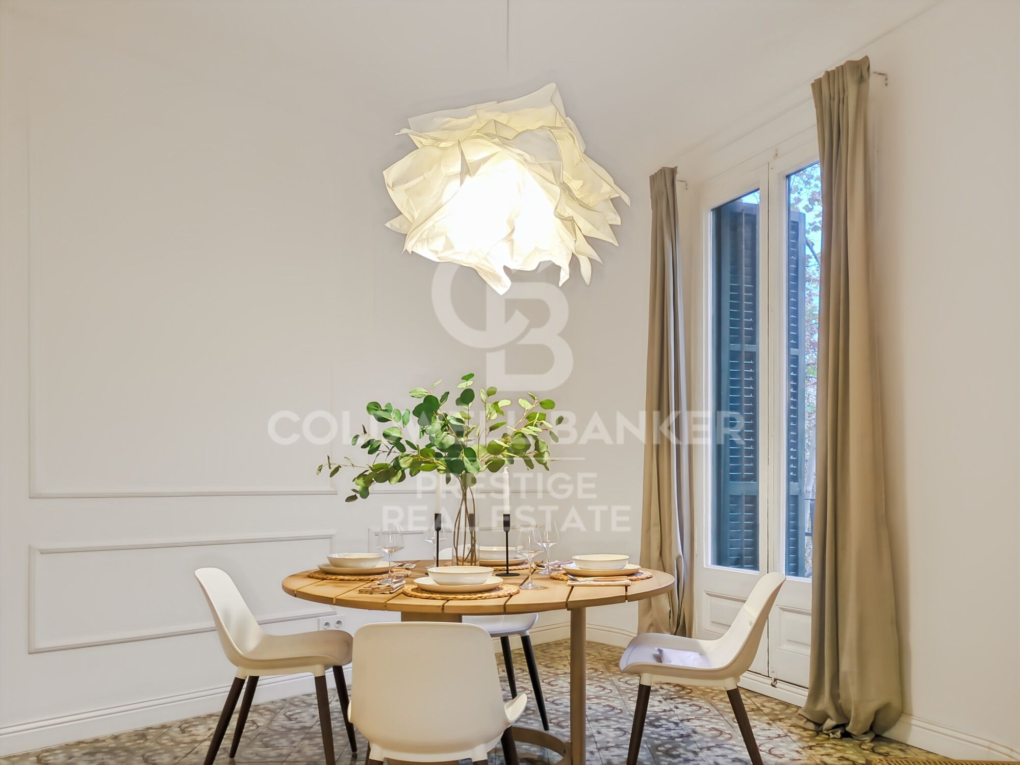 Apartment with representative architectural elements and a balcony in Eixample Esquerra, Barcelona