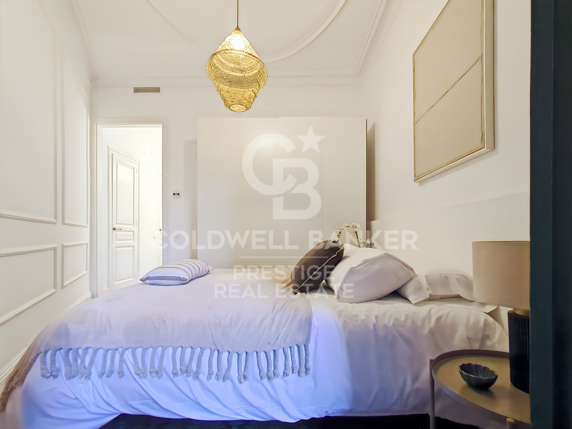 Wohnung mit charakteristischen architektonischen Elementen und Balkon. Eixample.