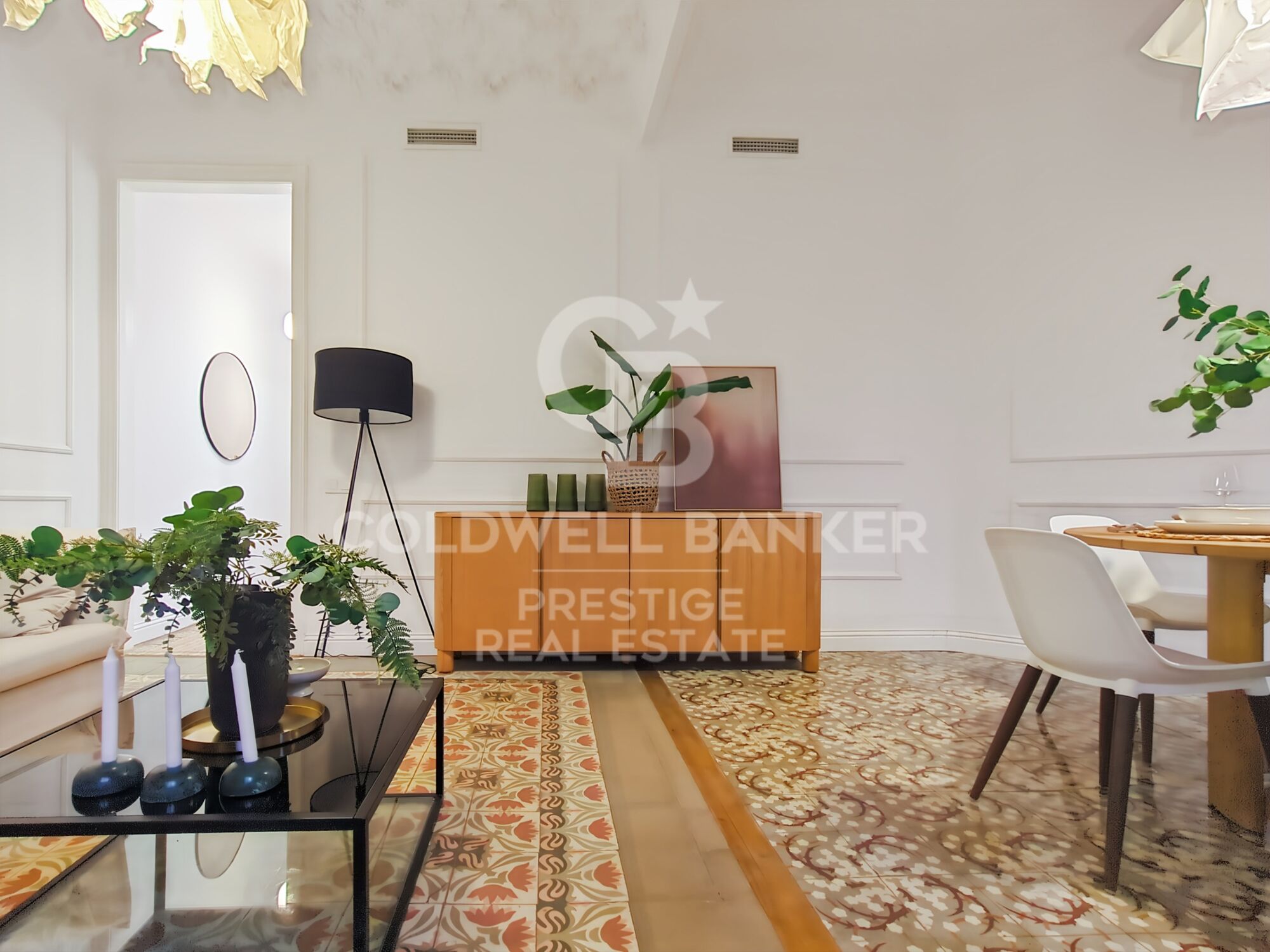 Wohnung mit charakteristischen architektonischen Elementen und Balkon. Eixample.