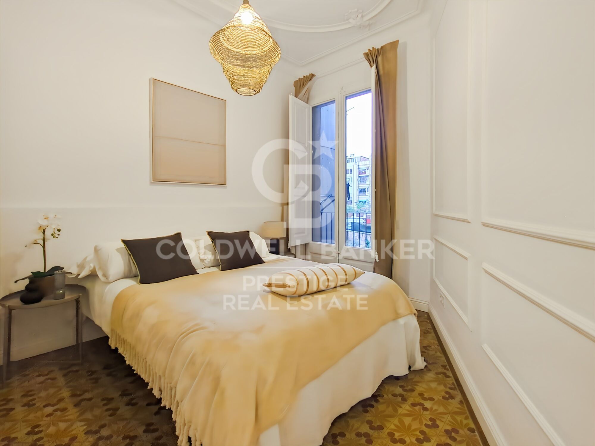 Piso con elementos representativos y balcón en Eixample Esquerra, Barcelona