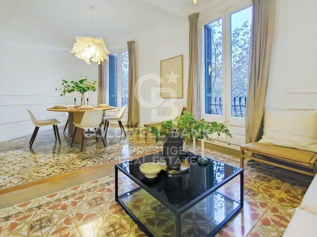 Wohnung mit charakteristischen architektonischen Elementen und Balkon. Eixample.