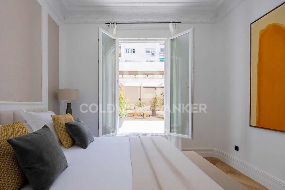 Renovated 4-bedroom flat with terrace in the exclusive neighbourhood of Recoletos, Madrid