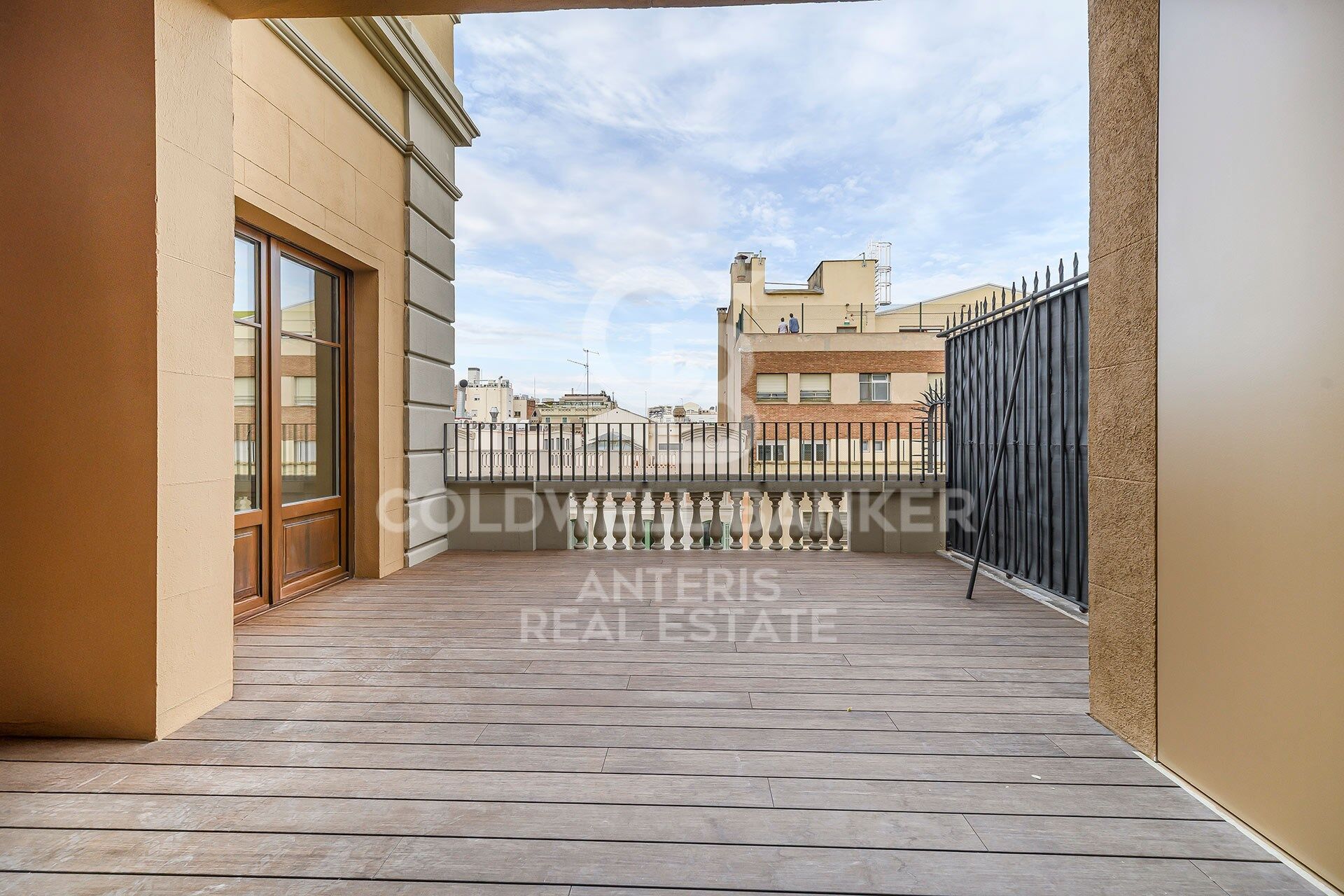 Penthouse with a 25 m² terrace in the heart of Eixample Dreta
