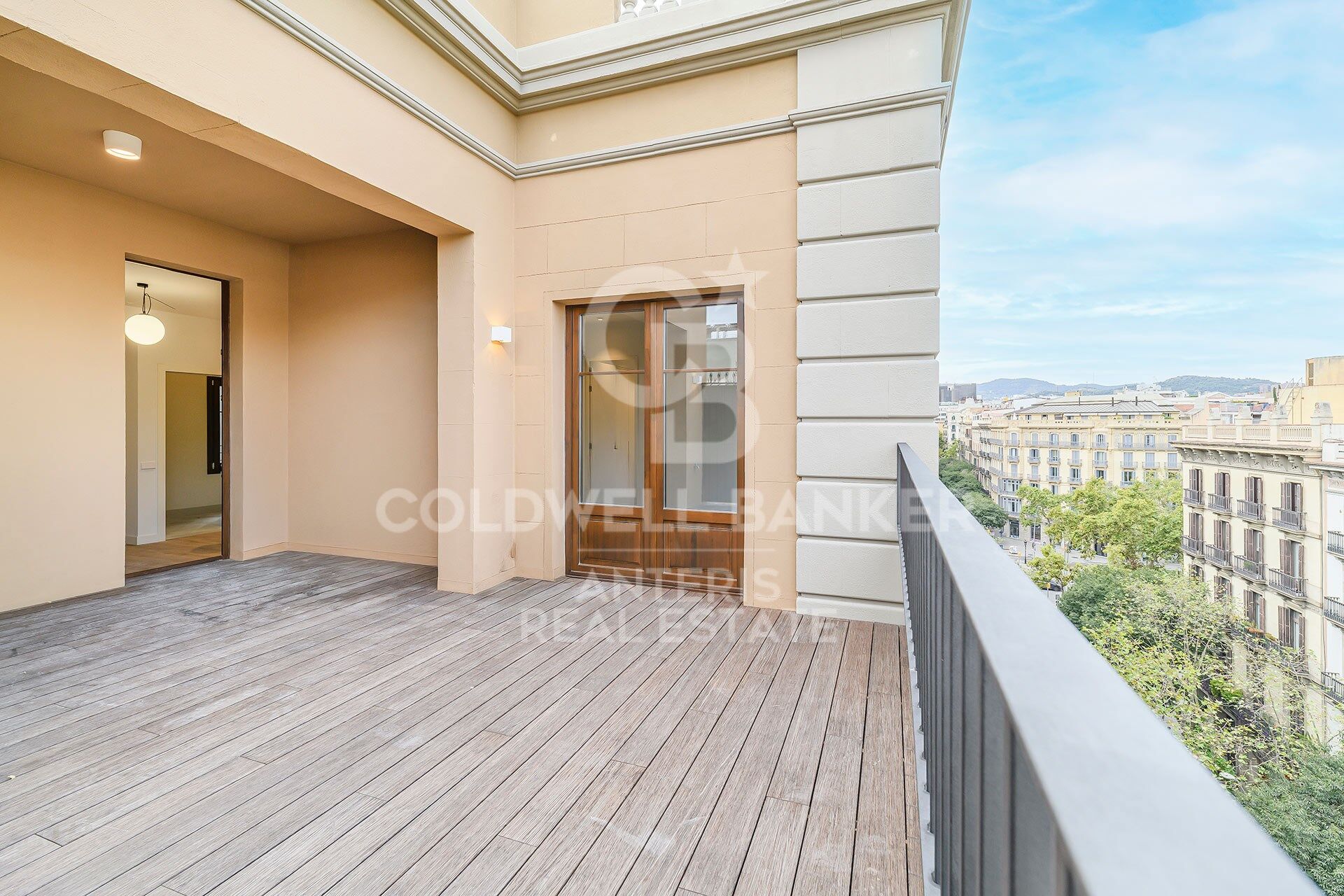 Penthouse with a 25 m² terrace in the heart of Eixample Dreta