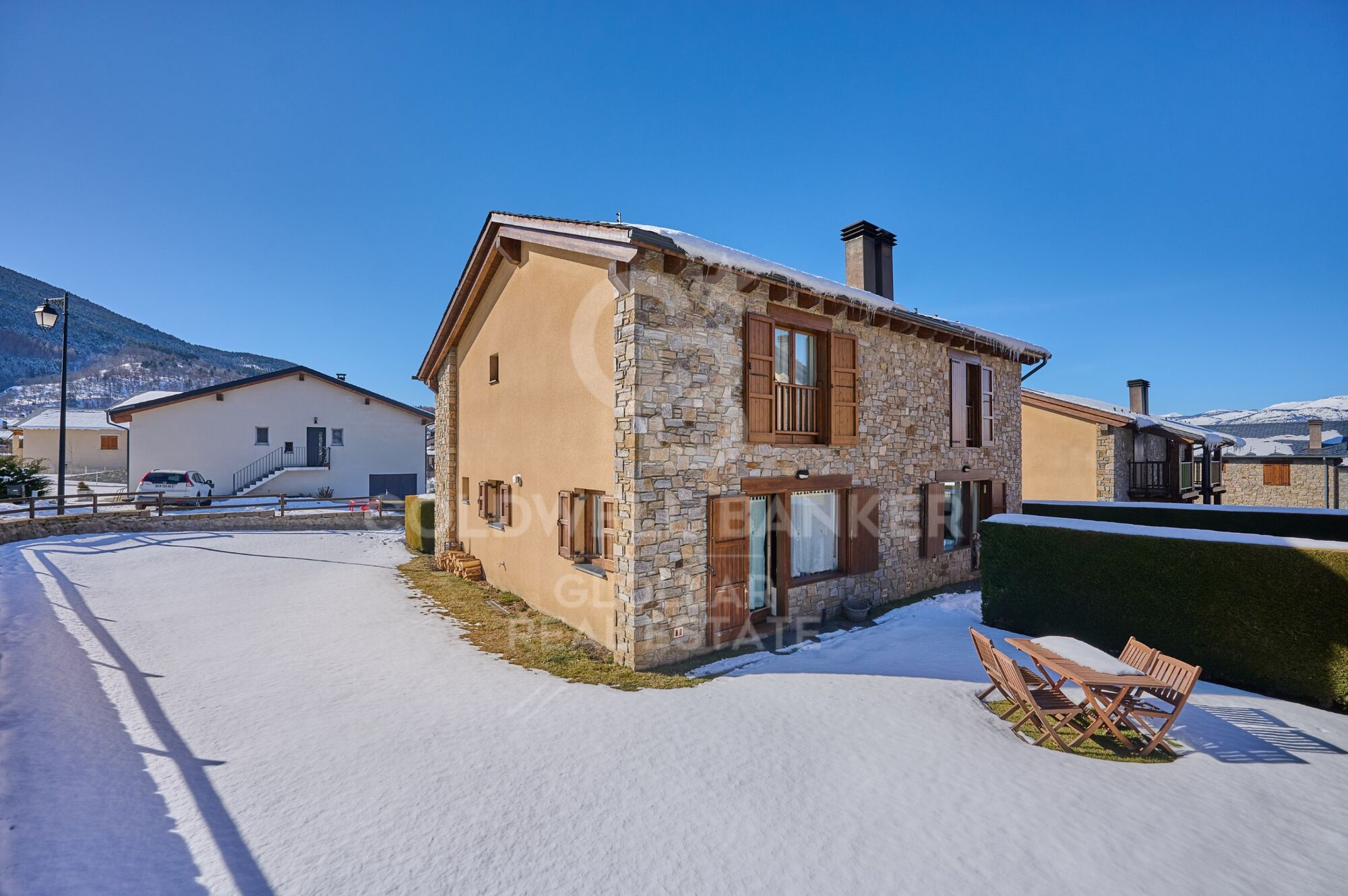 Casa a tres vientos con jardín privado en Err