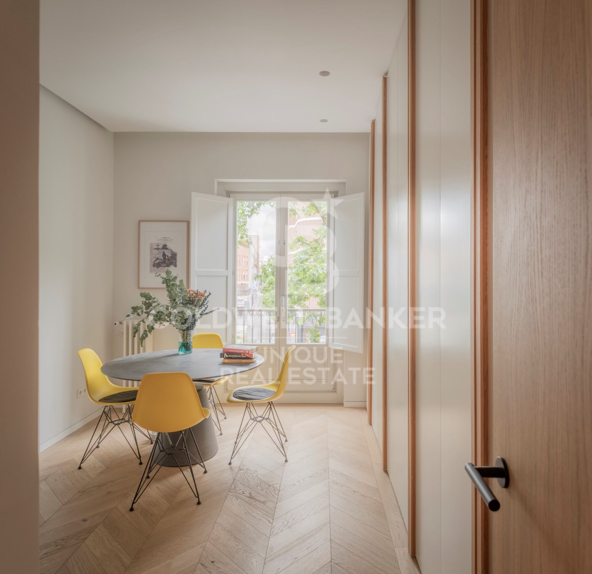 Piso exterior con 4 balcones a calle, garaje y trastero en Lista, Madrid