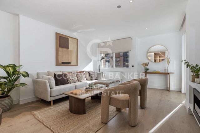 Renovierte Außenwohnung mit Terrasse und Garage in Jerónimos, Madrid