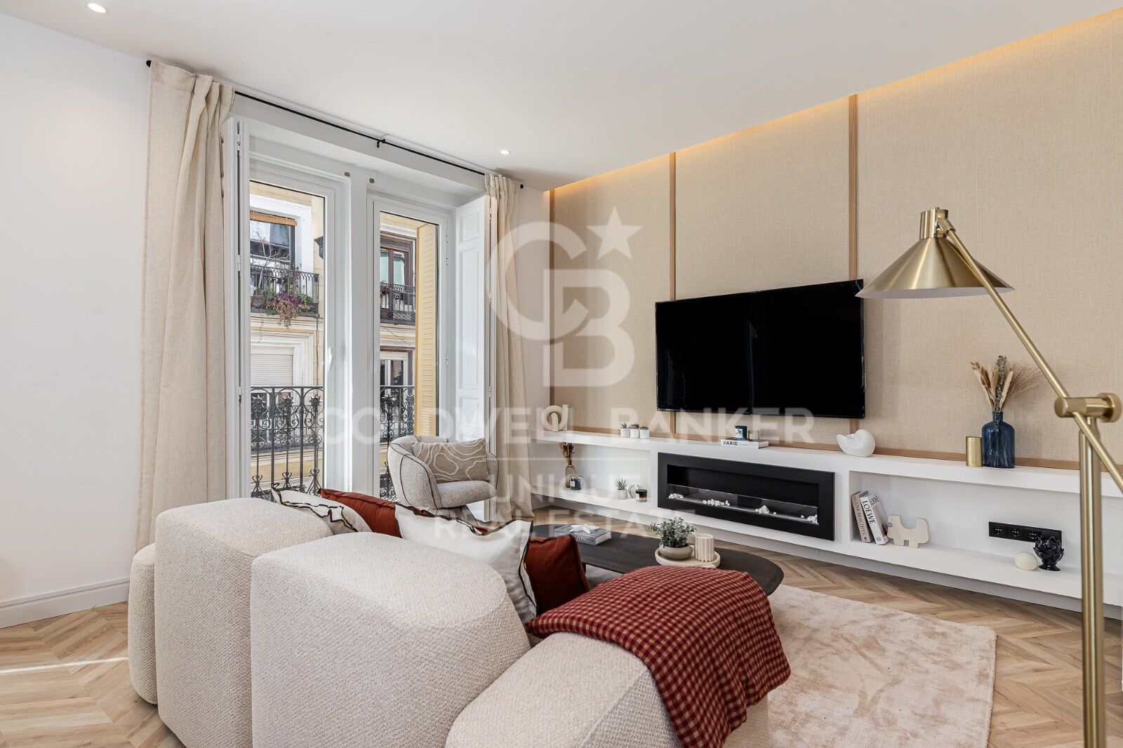 Renovierte mit Balkonen und Garage in Justicia, Madrid