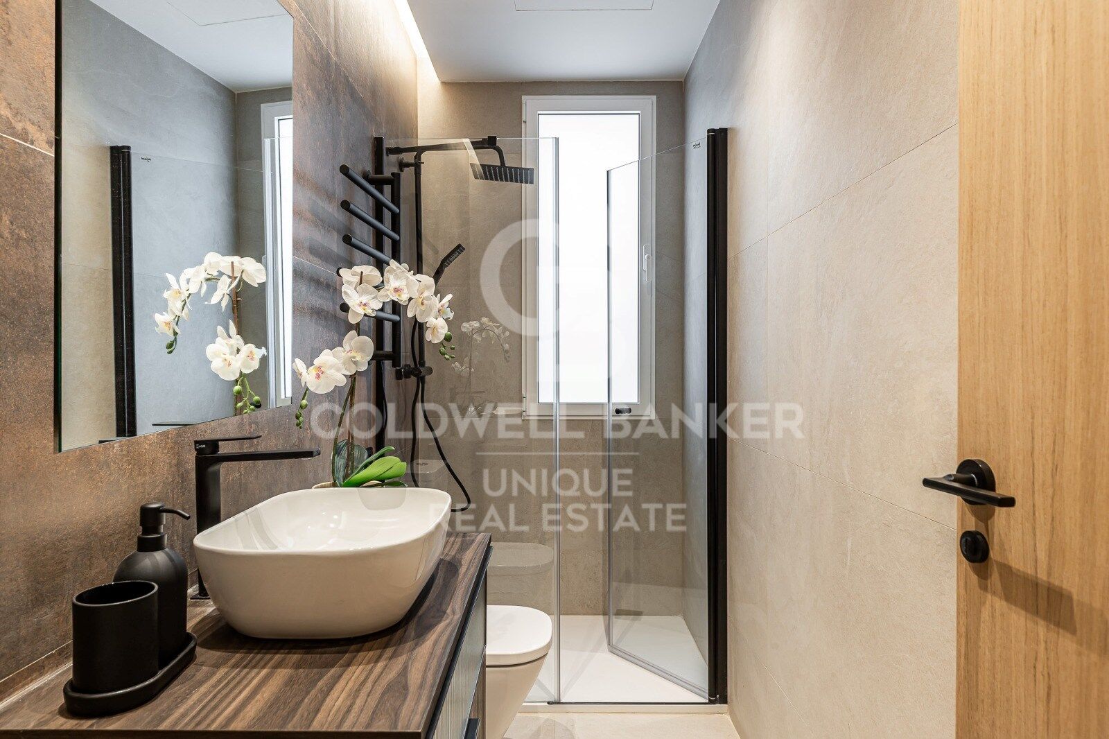 Renovierte mit Balkonen und Garage in Justicia, Madrid