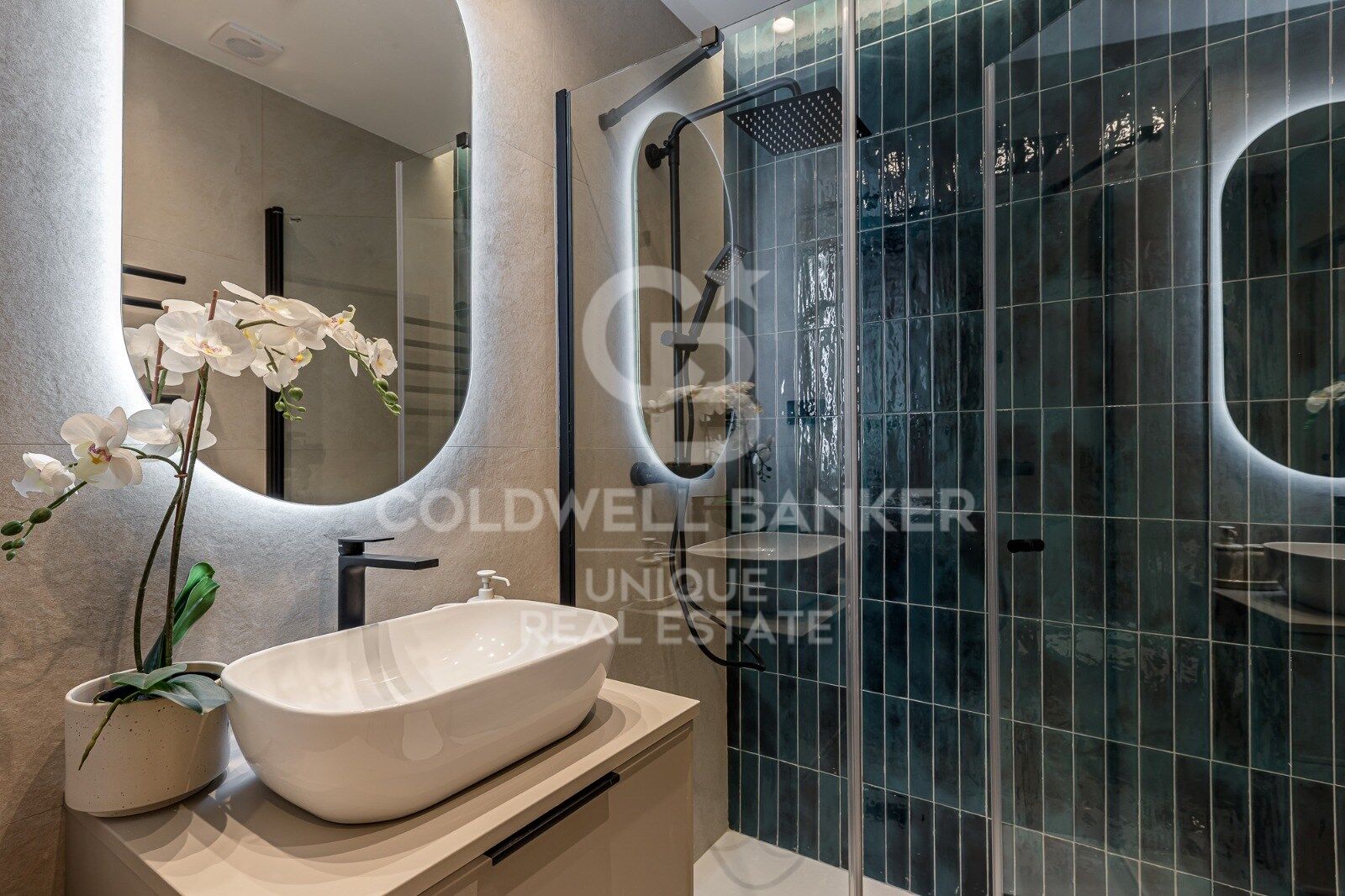 Renovierte mit Balkonen und Garage in Justicia, Madrid