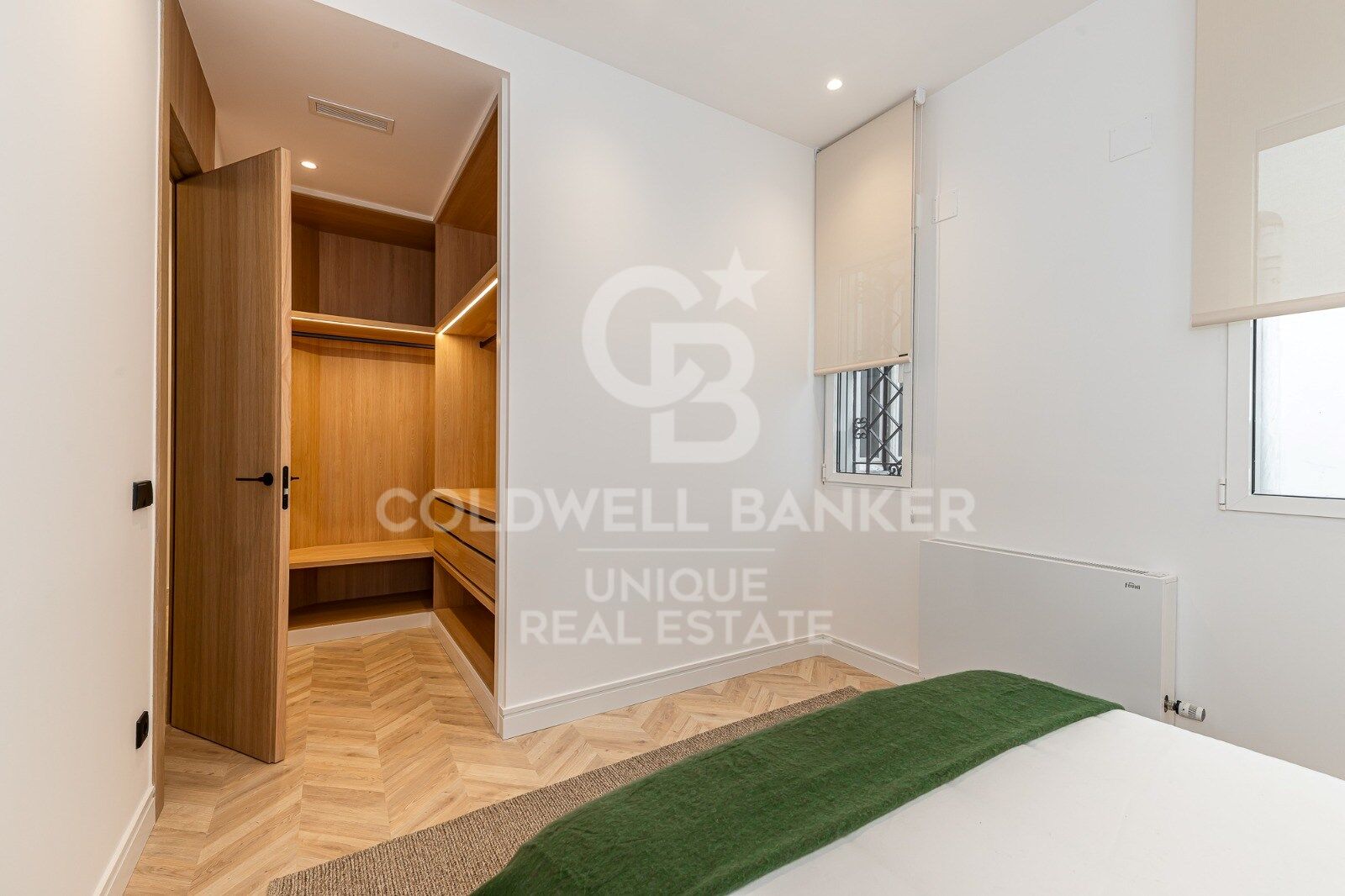Appartement extérieur rénové avec balcons et parking à Justicia, Madrid