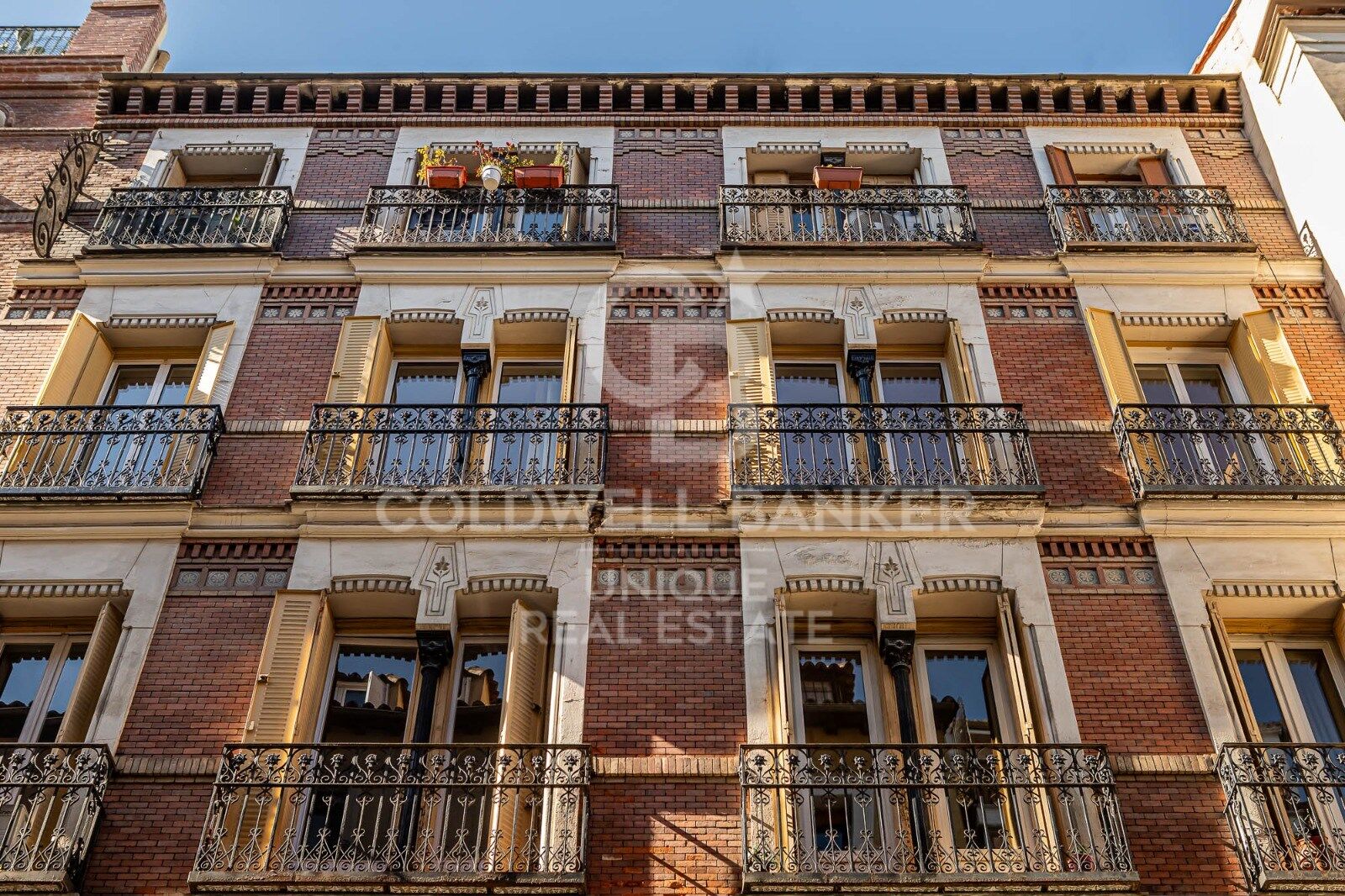 Piso exterior reformado con balcones y garaje en Justicia, Madrid
