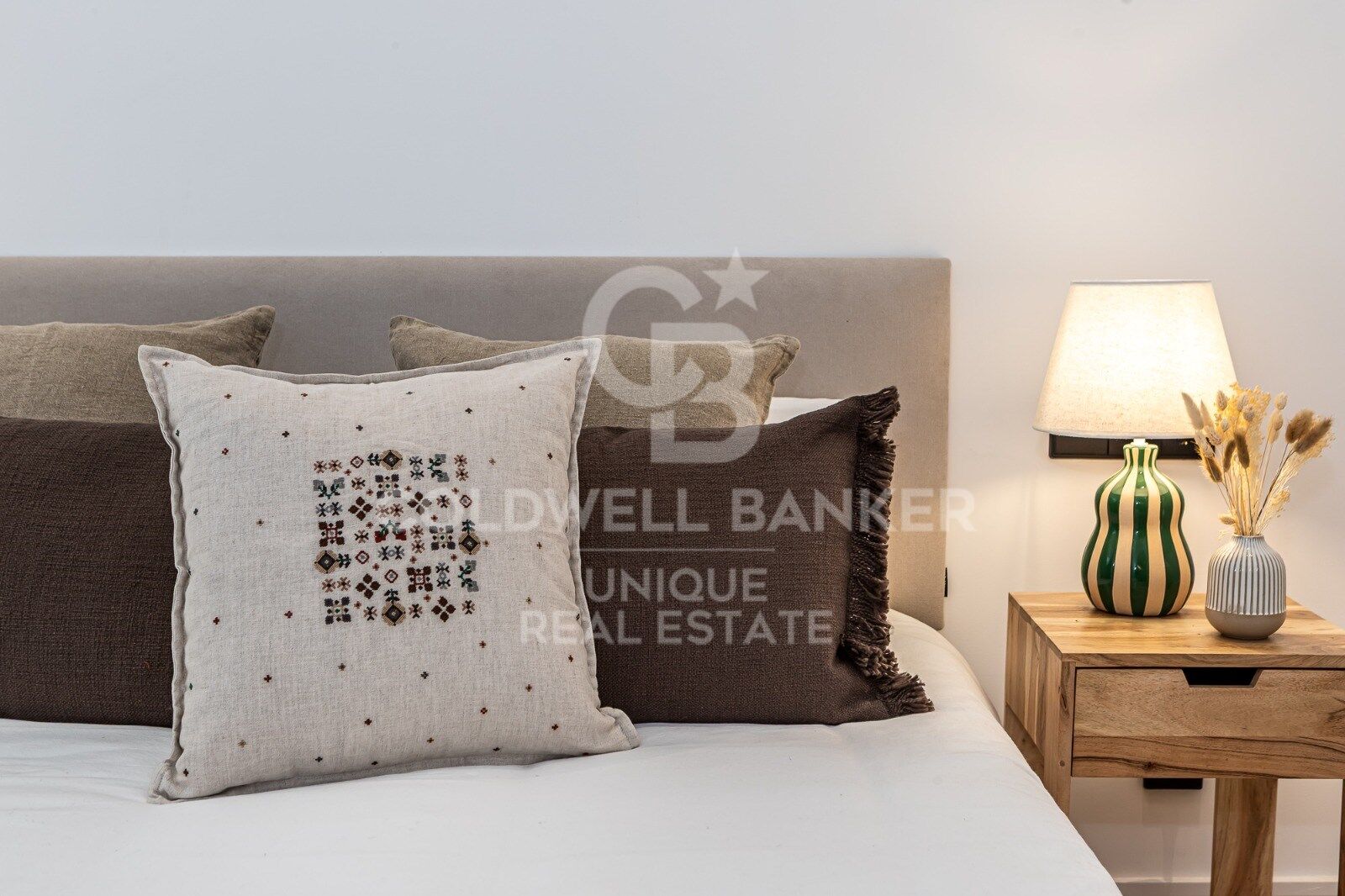 Renovated exterior apartment with balconies and parking in Justicia, Madrid