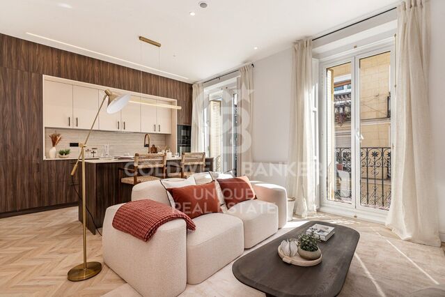 Renovated exterior apartment with balconies and parking in Justicia, Madrid