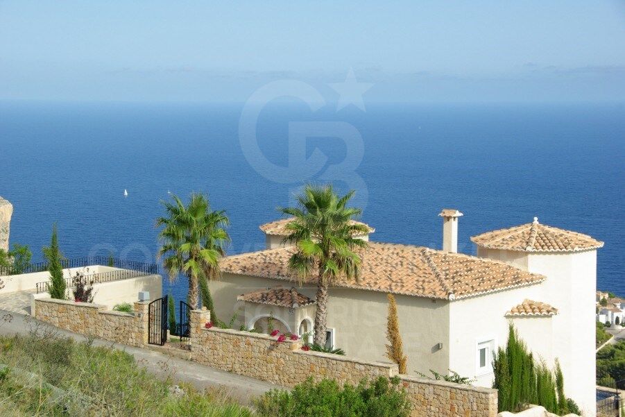 Villa de luxe exclusive avec vue panoramique et sur la mer.