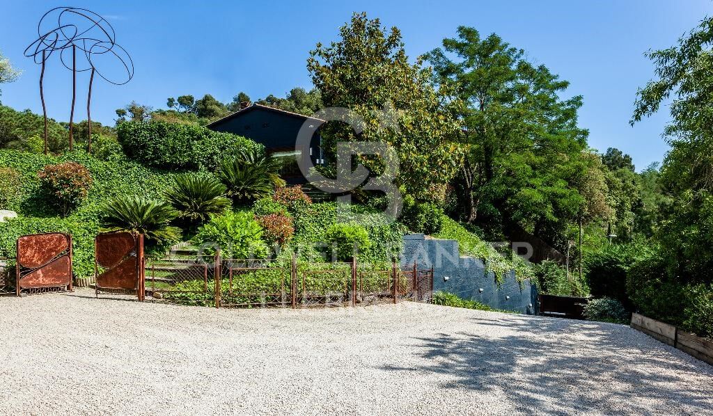 Wonderful rustic finca with a large garden and pool for sale in Vallvidrera