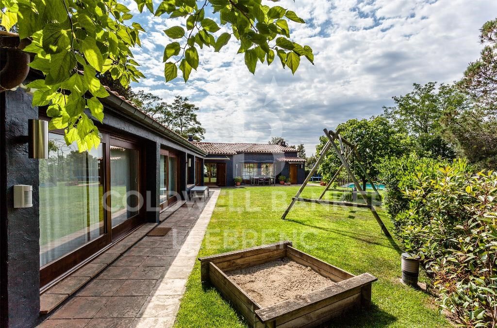 Wonderful rustic finca with a large garden and pool for sale in Vallvidrera