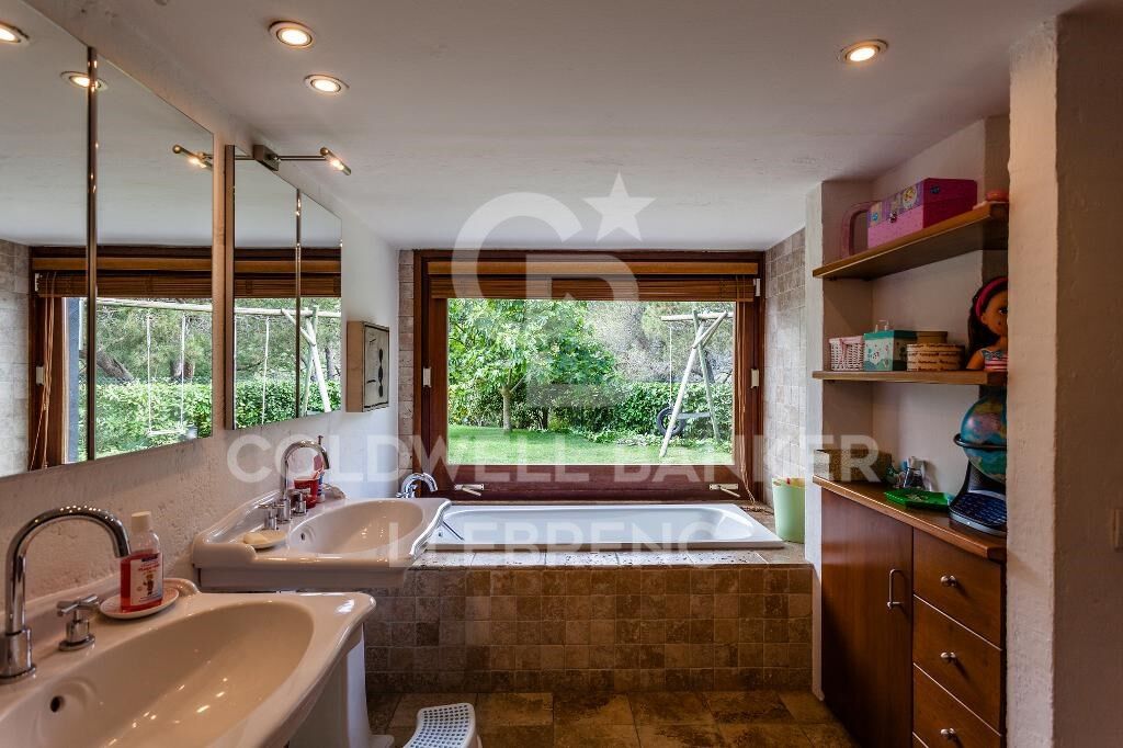 Wonderful rustic finca with a large garden and pool for sale in Vallvidrera