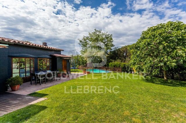 Maravillosa finca rústica con un gran jardín y piscina en venta en Vallvidrera