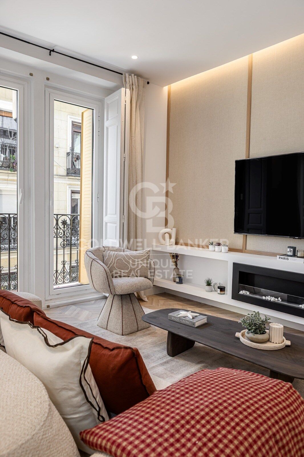 Appartement extérieur rénové avec balcons et parking à Justicia, Madrid