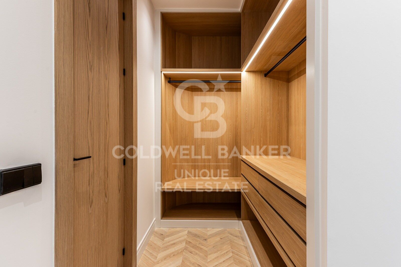 Appartement extérieur rénové avec balcons et parking à Justicia, Madrid